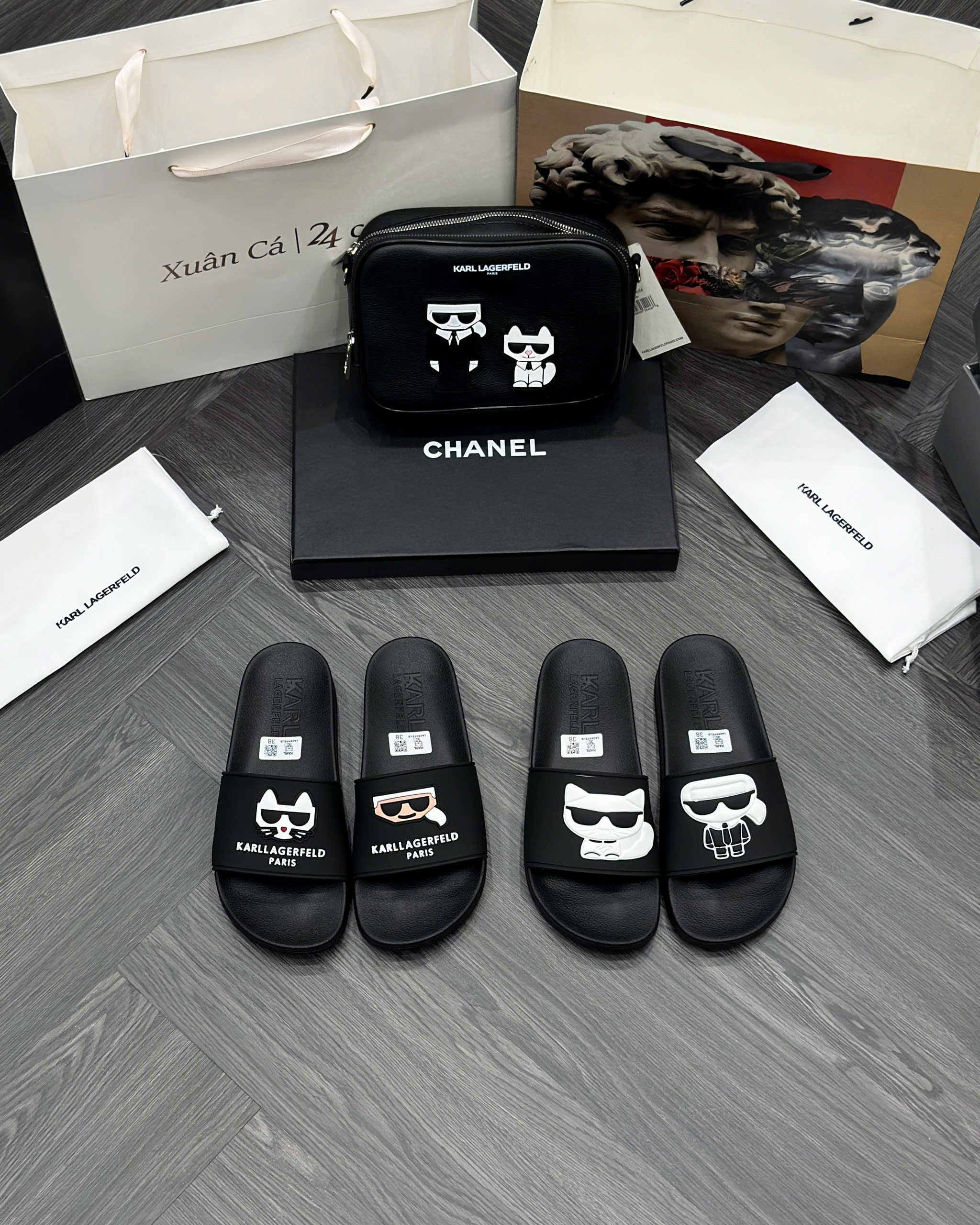 Dép lê quai ngang Karl Đen logo chữ Trắng nổi Like Auth fullbox MVT