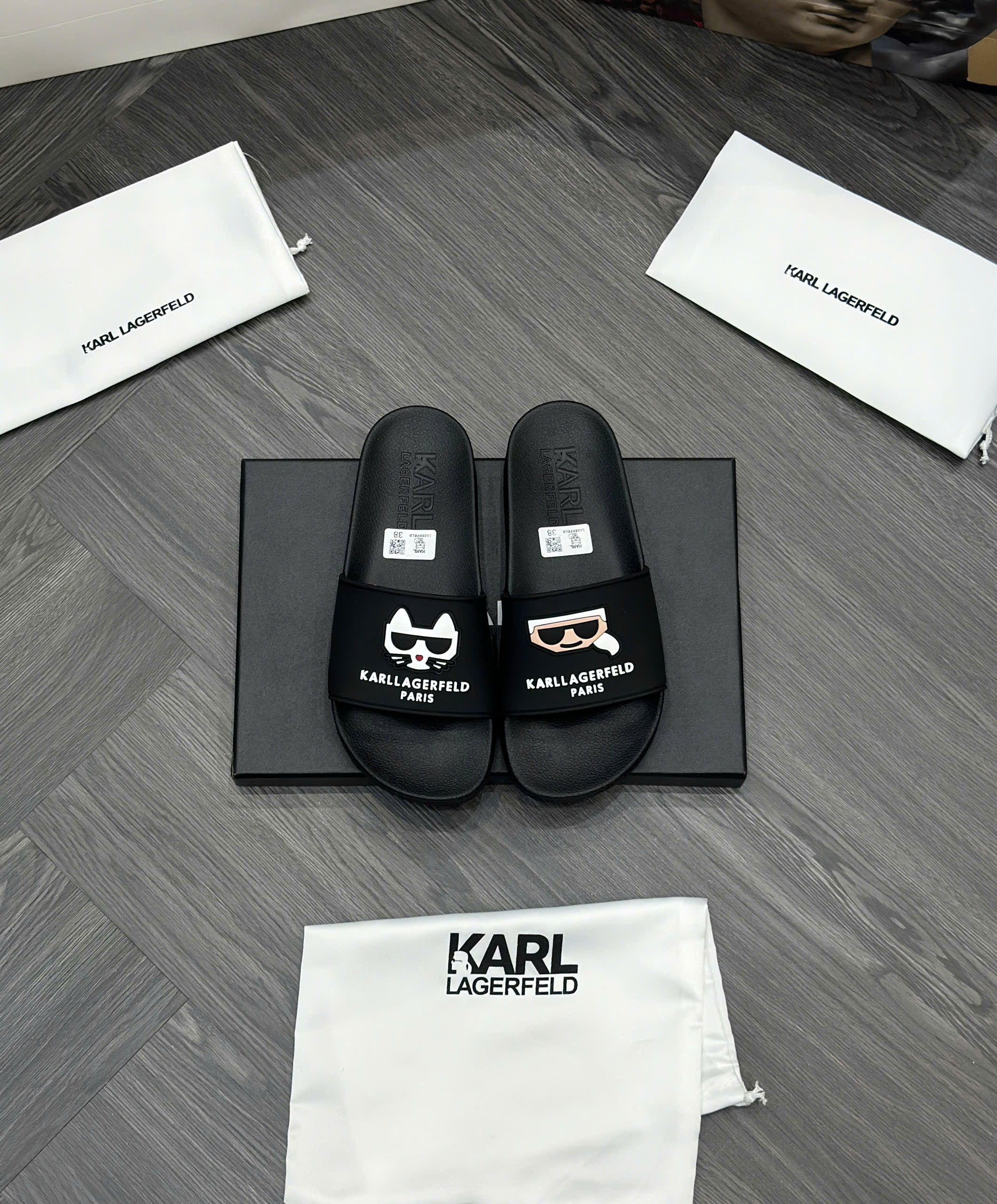 Dép lê quai ngang Karl Đen logo chữ Trắng nổi Like Auth fullbox MVT