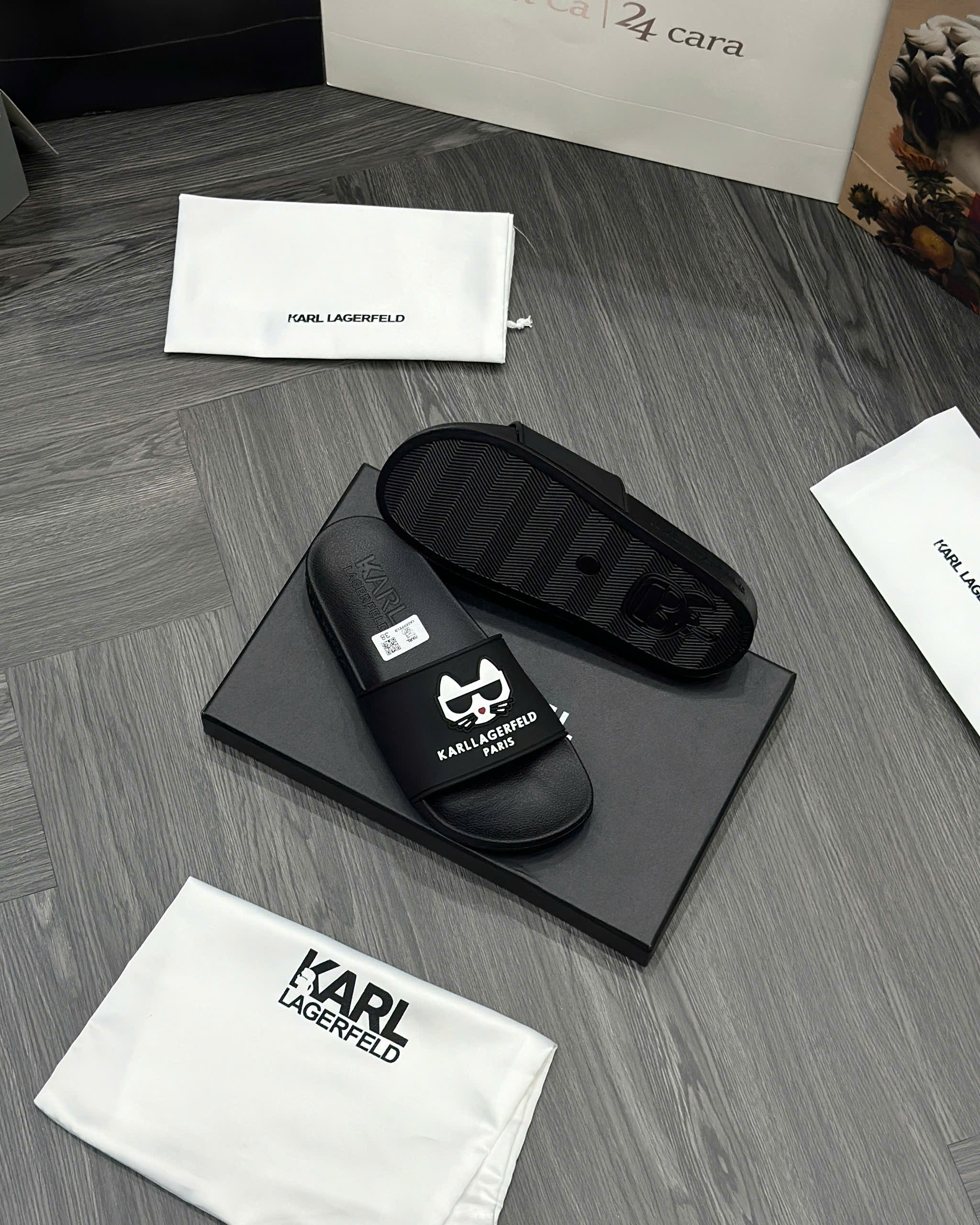 Dép lê quai ngang Karl Đen logo chữ Trắng nổi Like Auth fullbox MVT