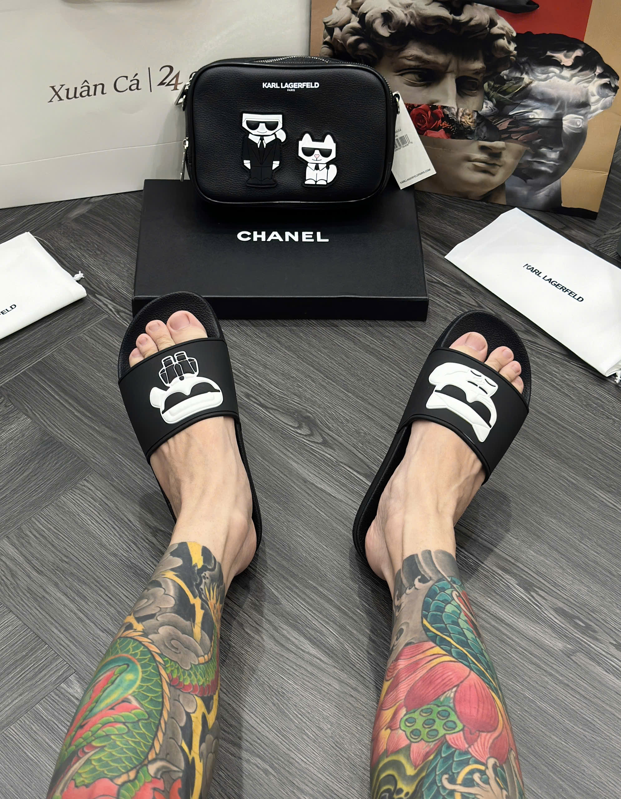 Dép lê quai ngang Karl Đen logo nổi Like Auth fullbox MVT