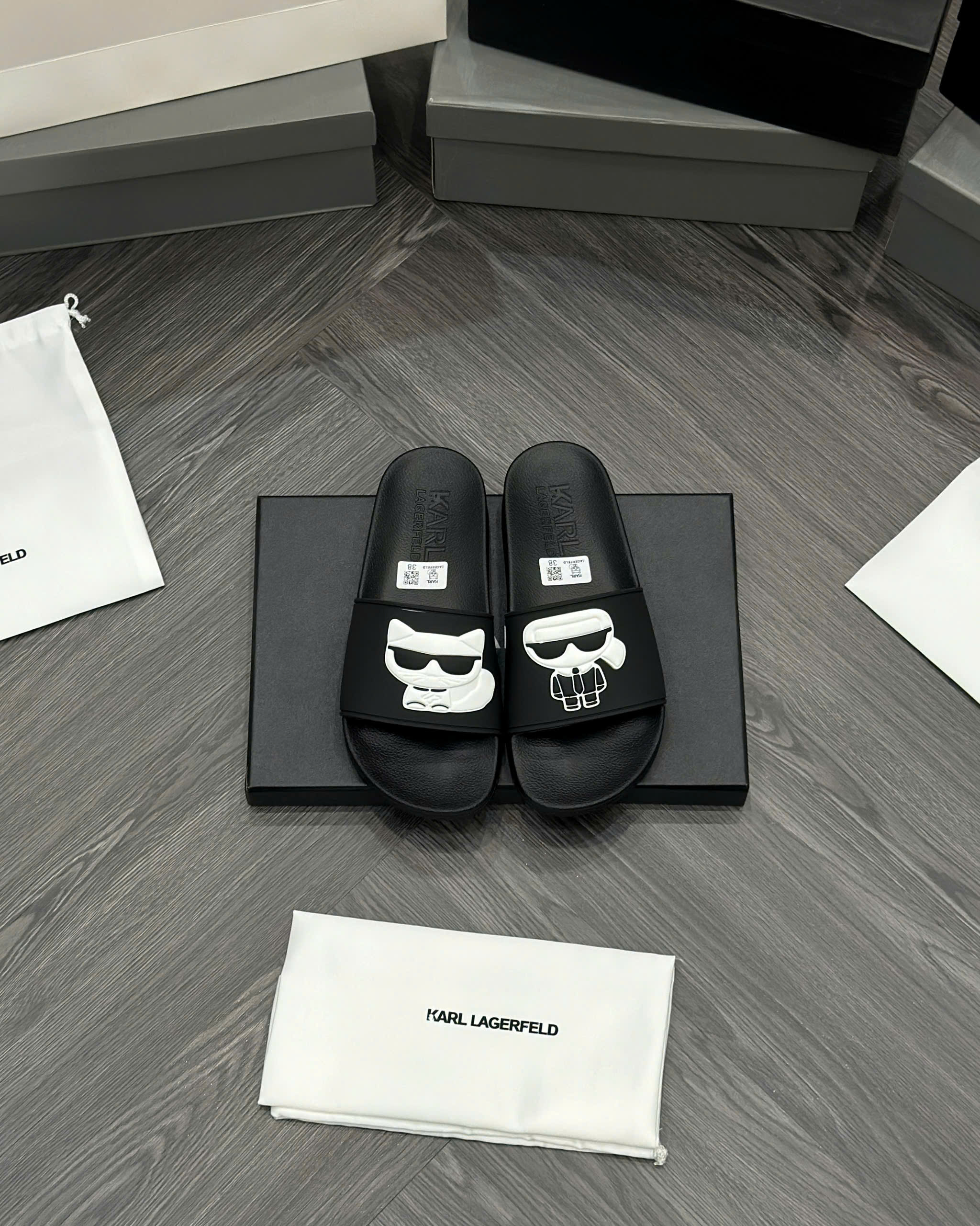 Dép lê quai ngang Karl Đen logo nổi Like Auth fullbox MVT