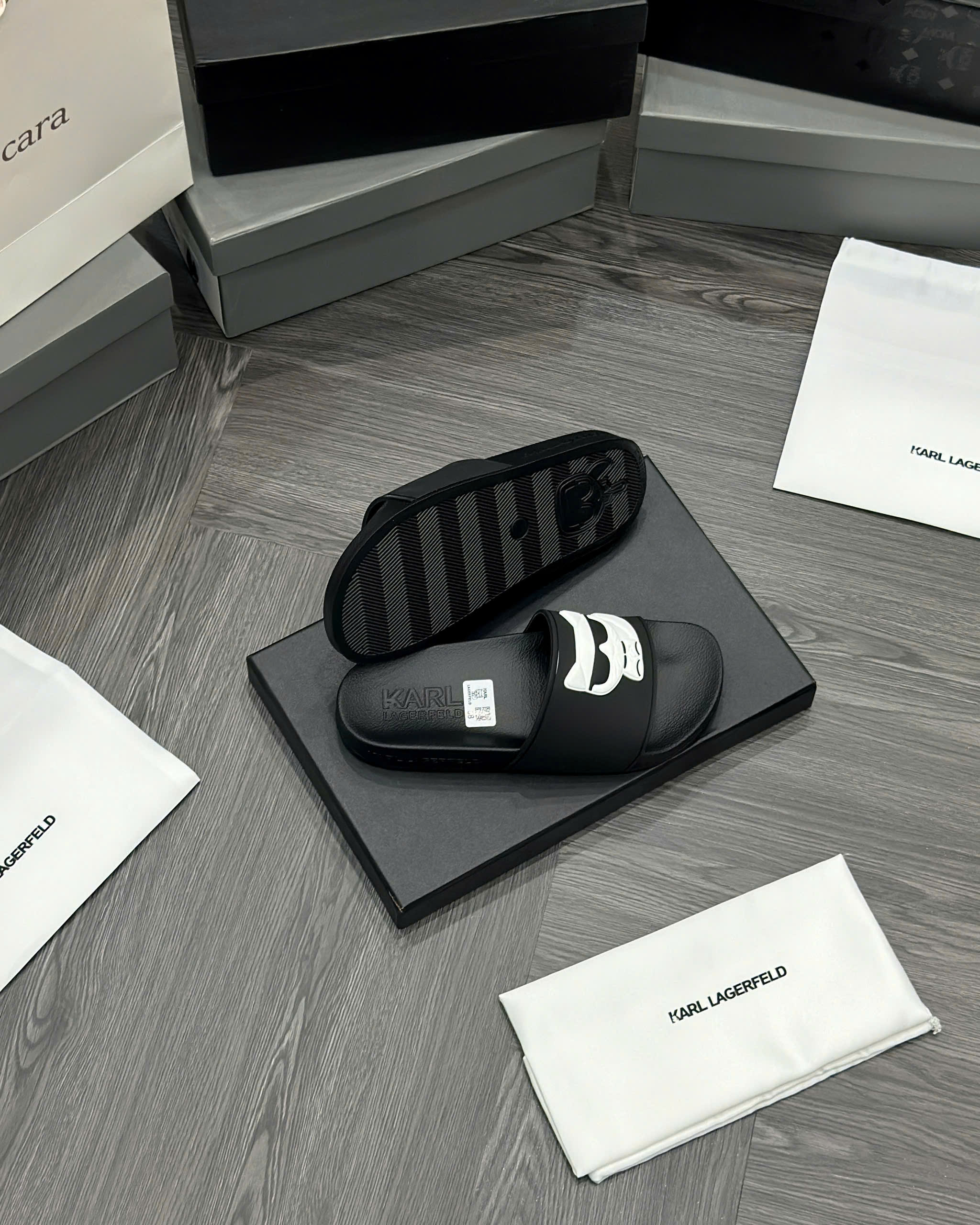Dép lê quai ngang Karl Đen logo nổi Like Auth fullbox MVT