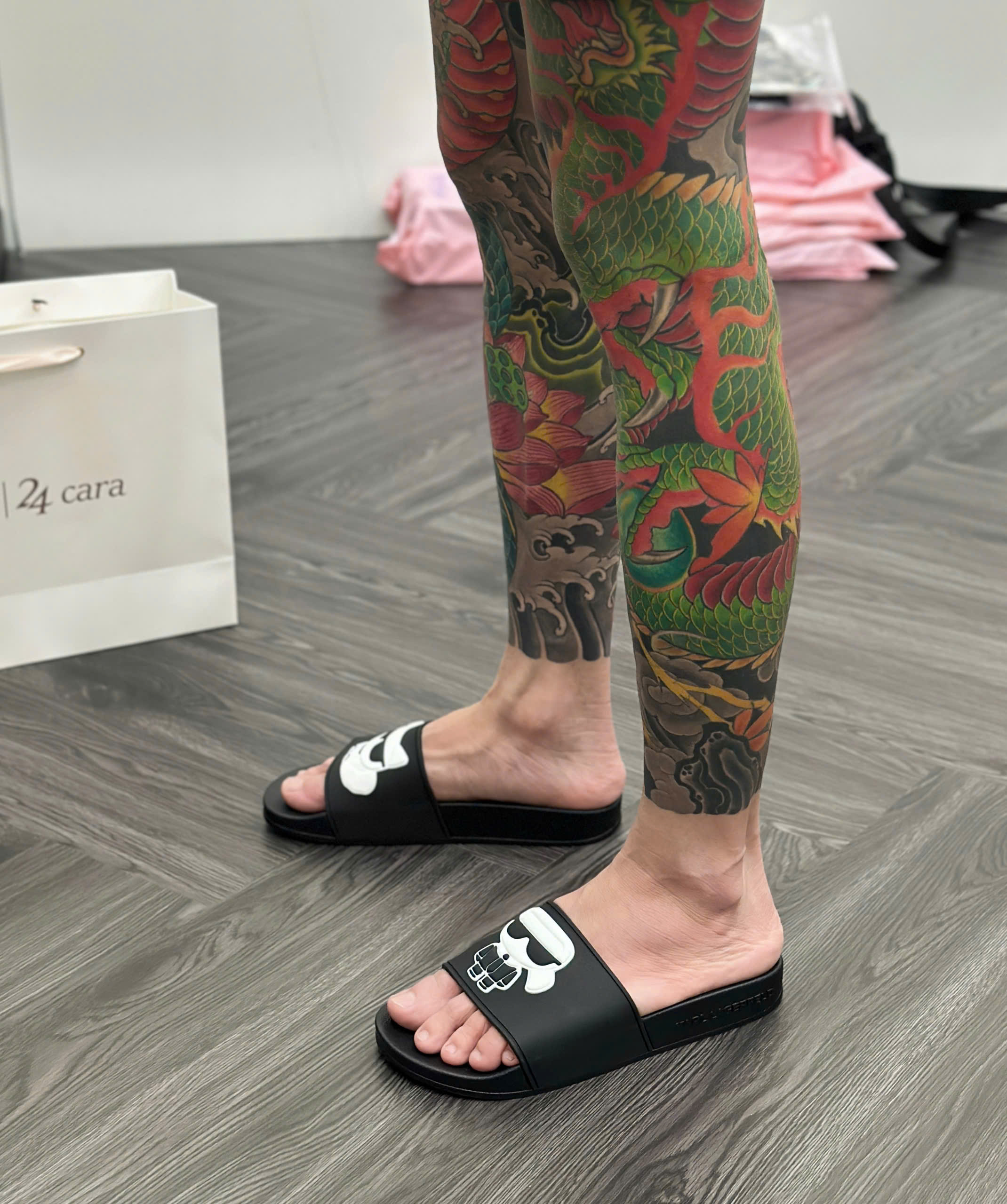 Dép lê quai ngang Karl Đen logo nổi Like Auth fullbox MVT