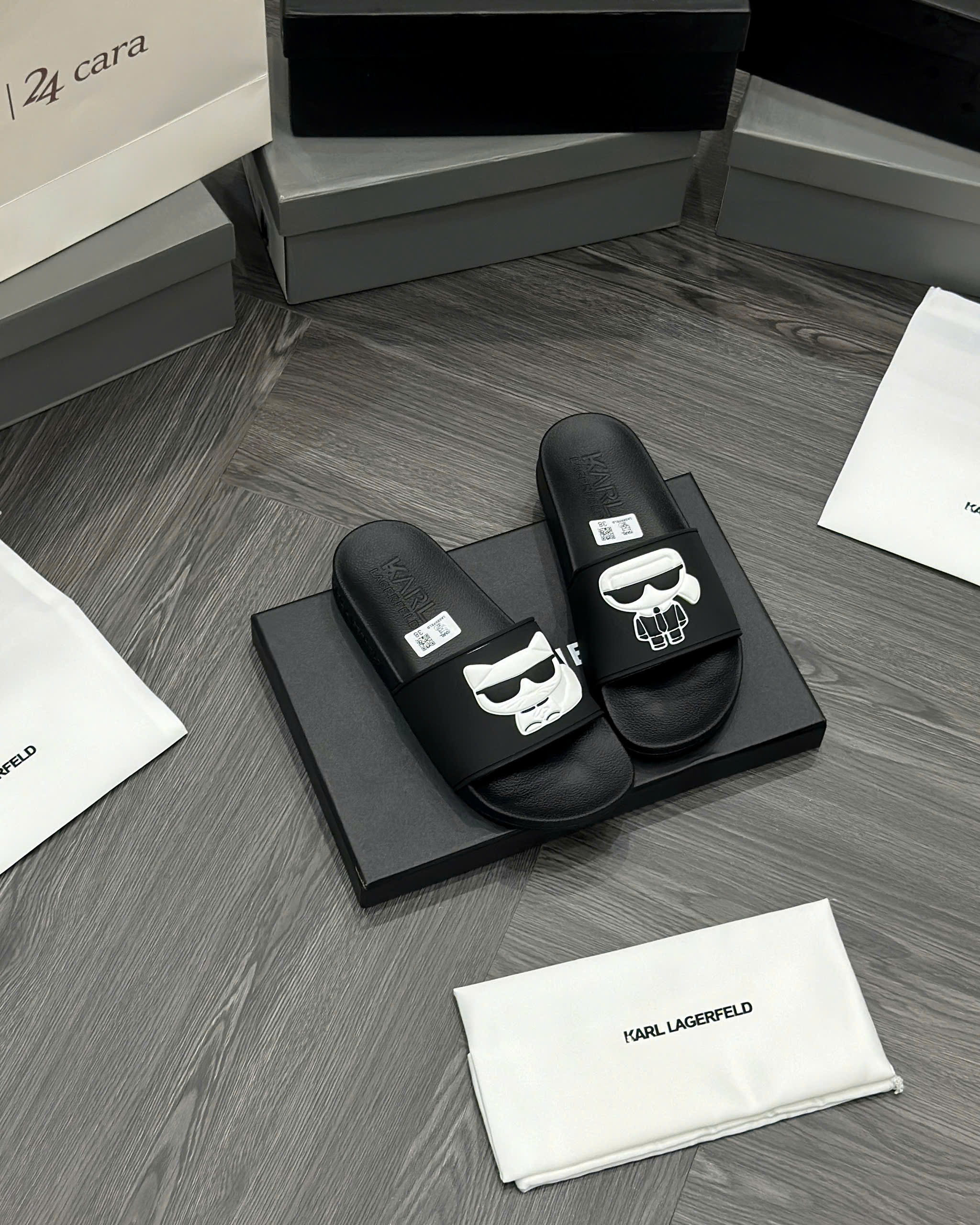 Dép lê quai ngang Karl Đen logo nổi Like Auth fullbox MVT