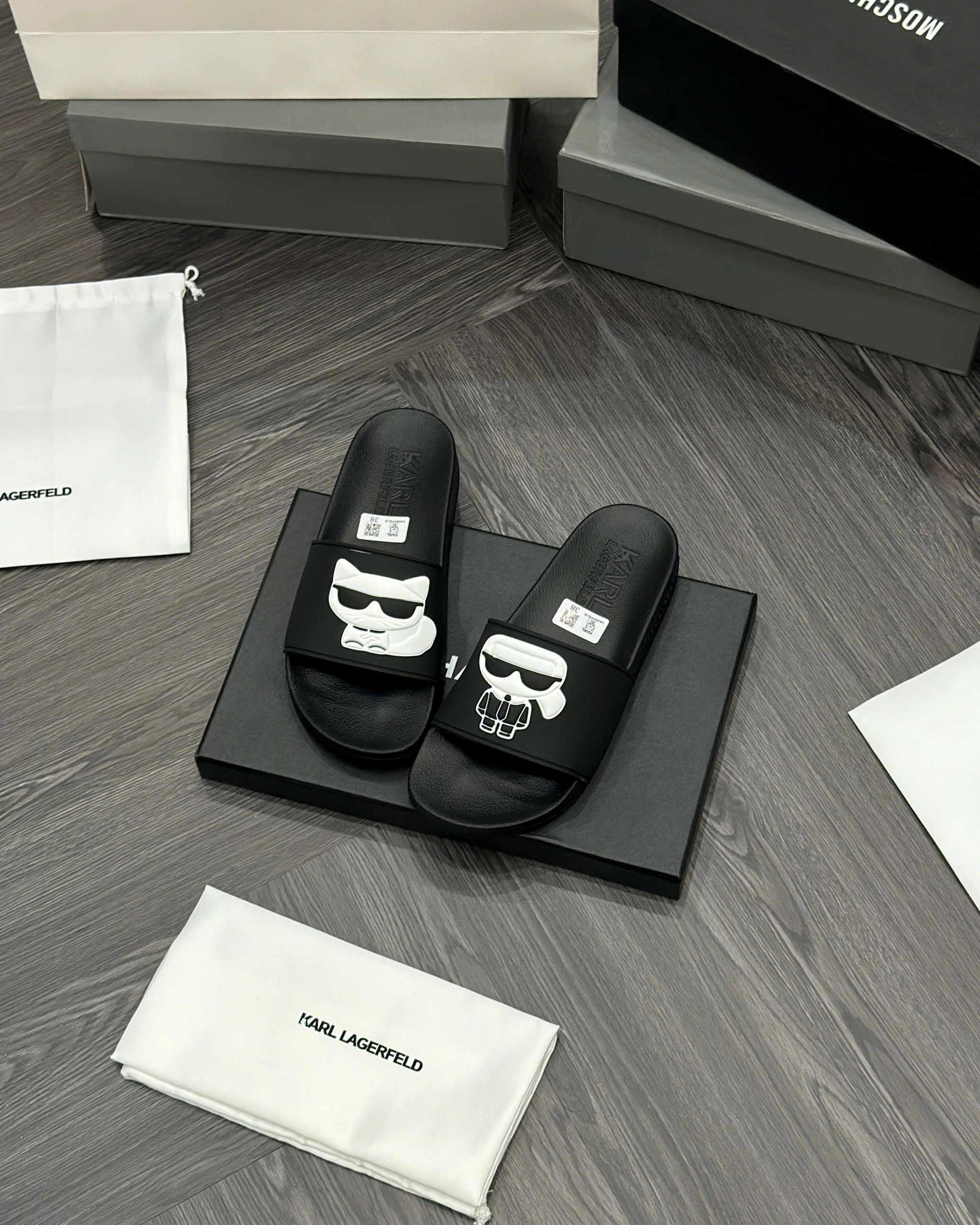 Dép lê quai ngang Karl Đen logo nổi Like Auth fullbox MVT