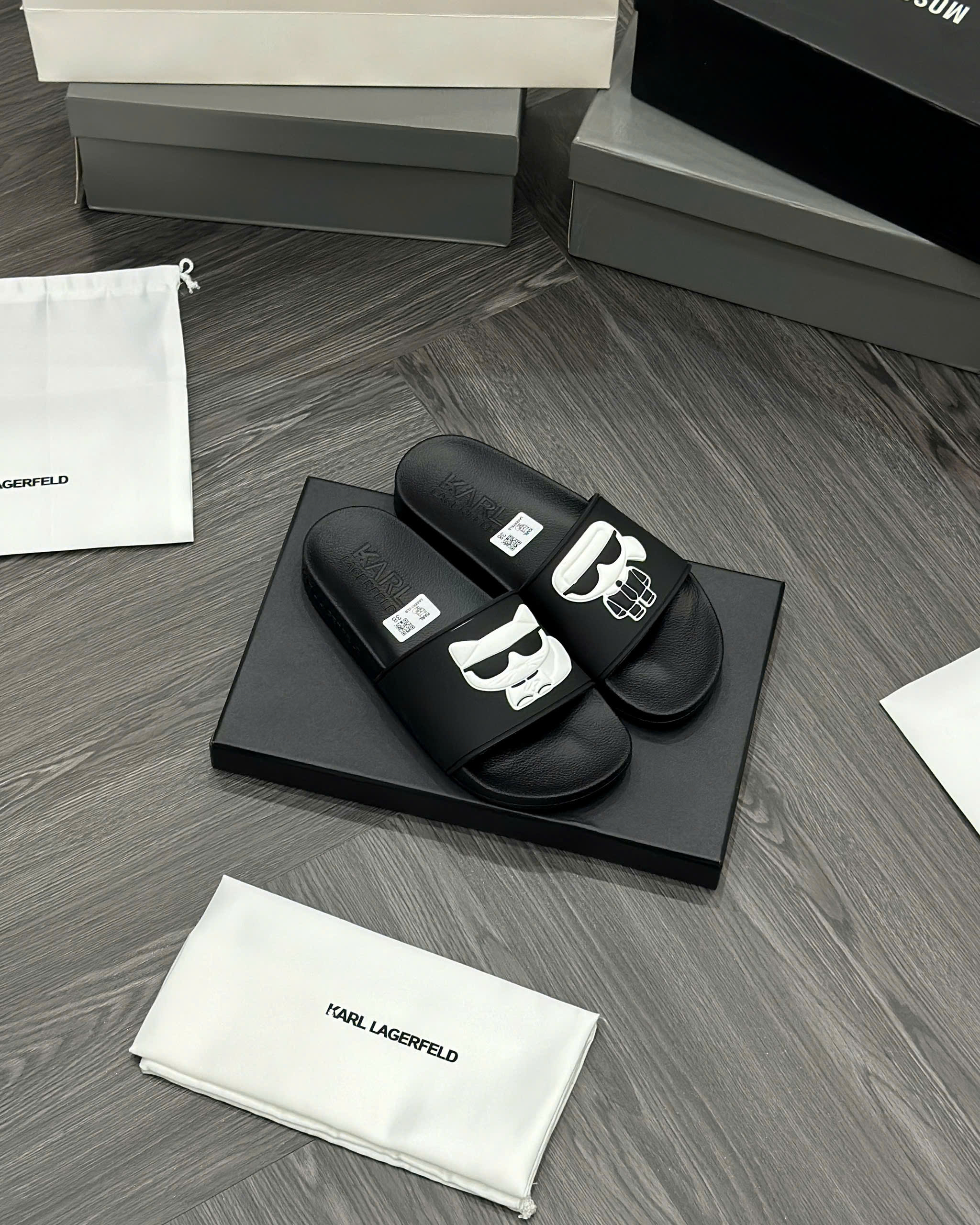 Dép lê quai ngang Karl Đen logo nổi Like Auth fullbox MVT