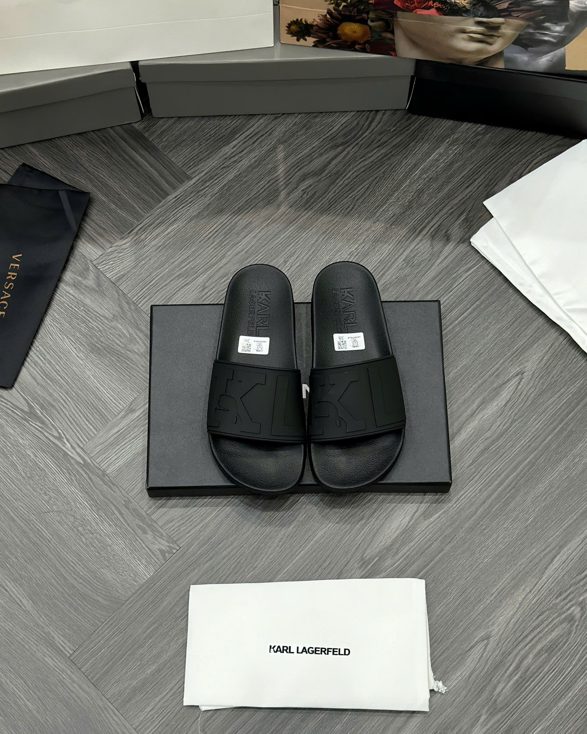 Dép lê quai ngang Karl Đen logo KL nổi Like Auth fullbox MVT