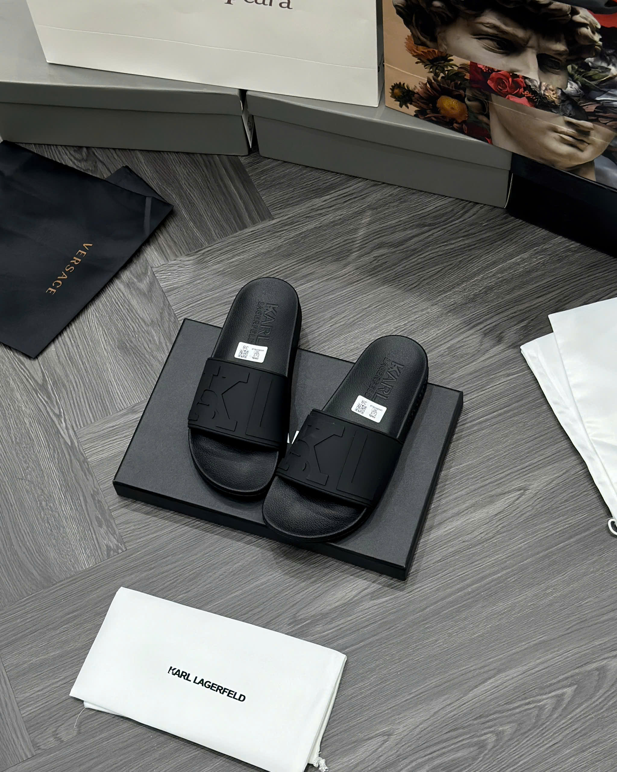 Dép lê quai ngang Karl Đen logo KL nổi Like Auth fullbox MVT