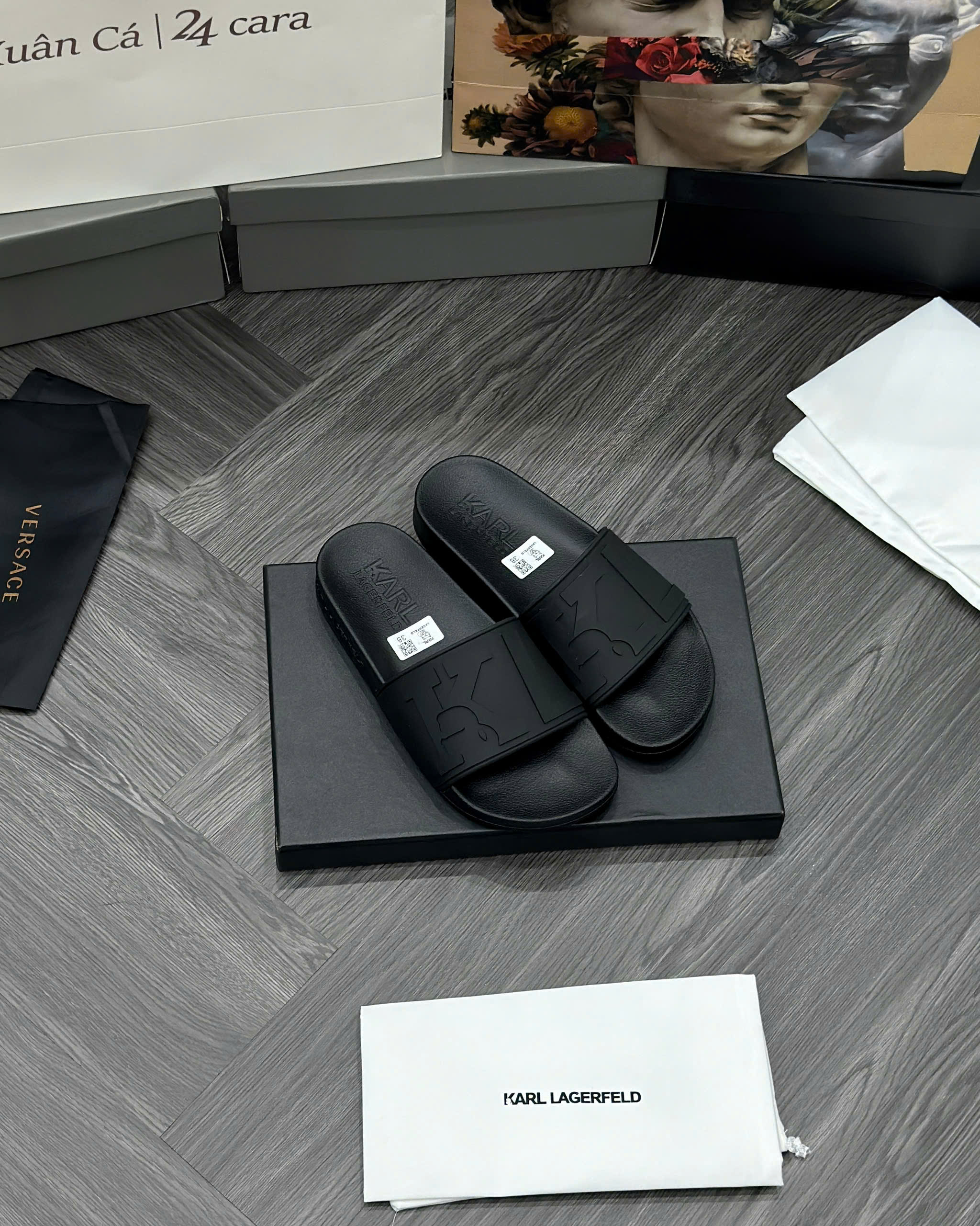 Dép lê quai ngang Karl Đen logo KL nổi Like Auth fullbox MVT