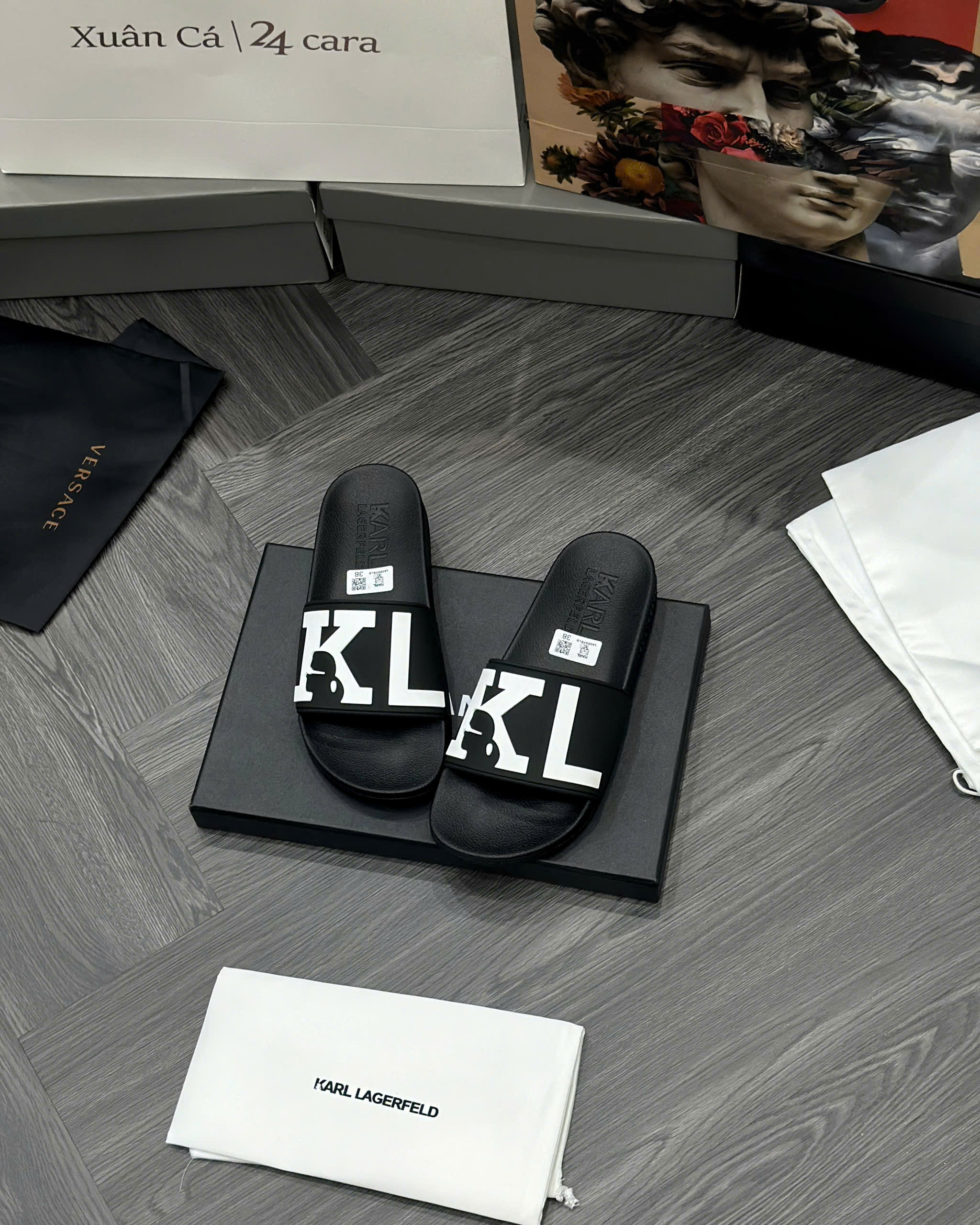 Dép lê quai ngang Karl Đen logo KL Trắng nổi Like Auth fullbox MVT