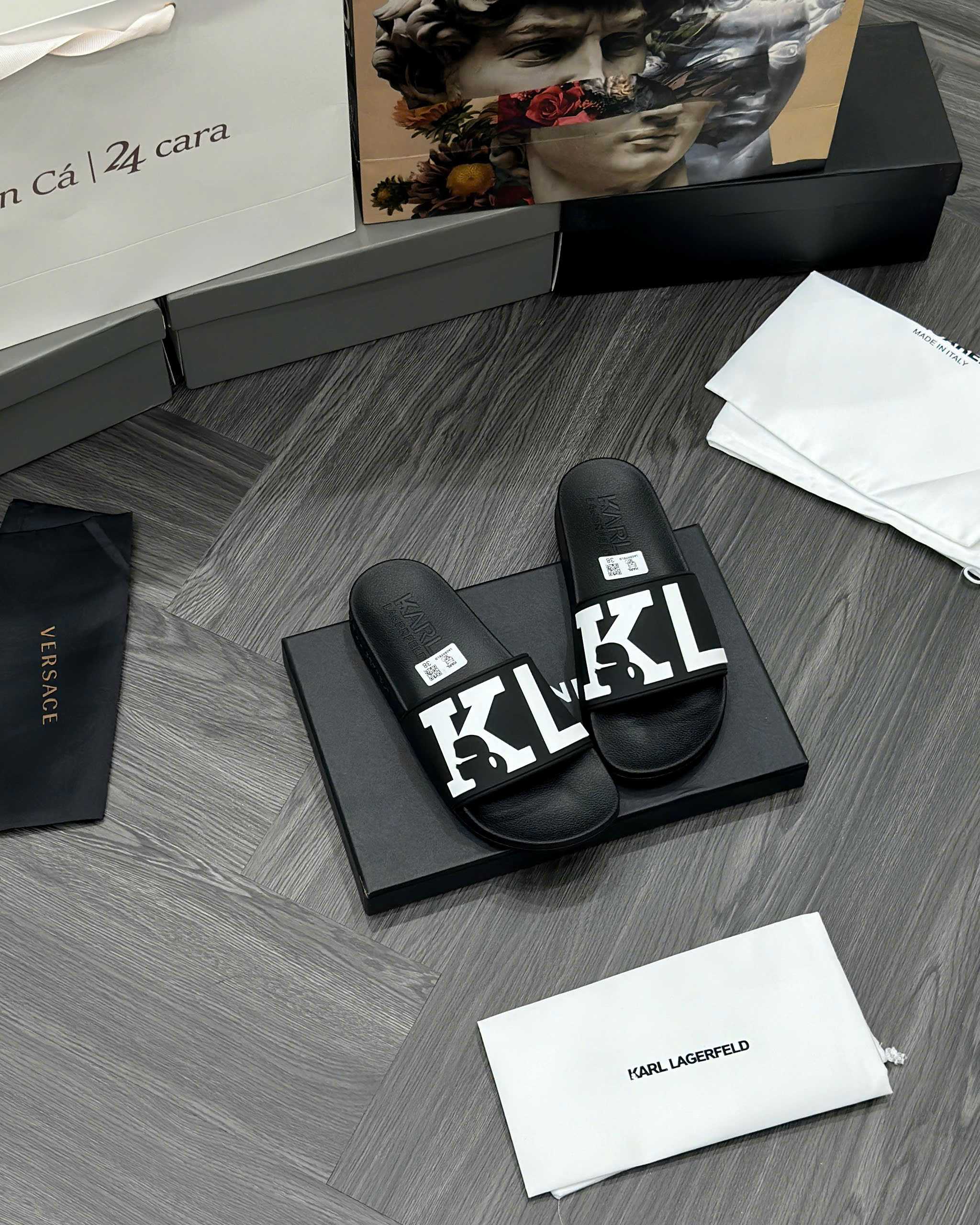 Dép lê quai ngang Karl Đen logo KL Trắng nổi Like Auth fullbox MVT