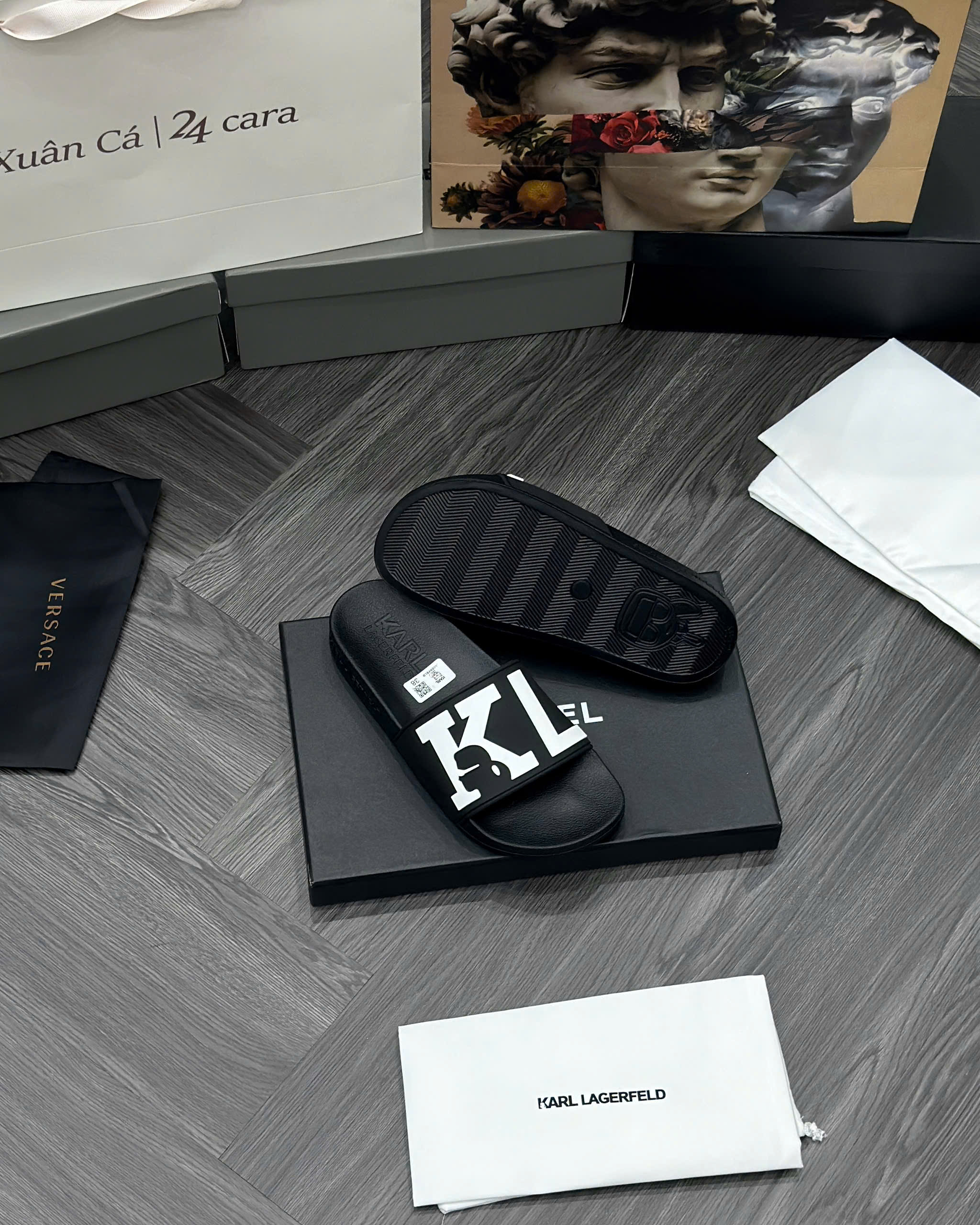 Dép lê quai ngang Karl Đen logo KL Trắng nổi Like Auth fullbox MVT