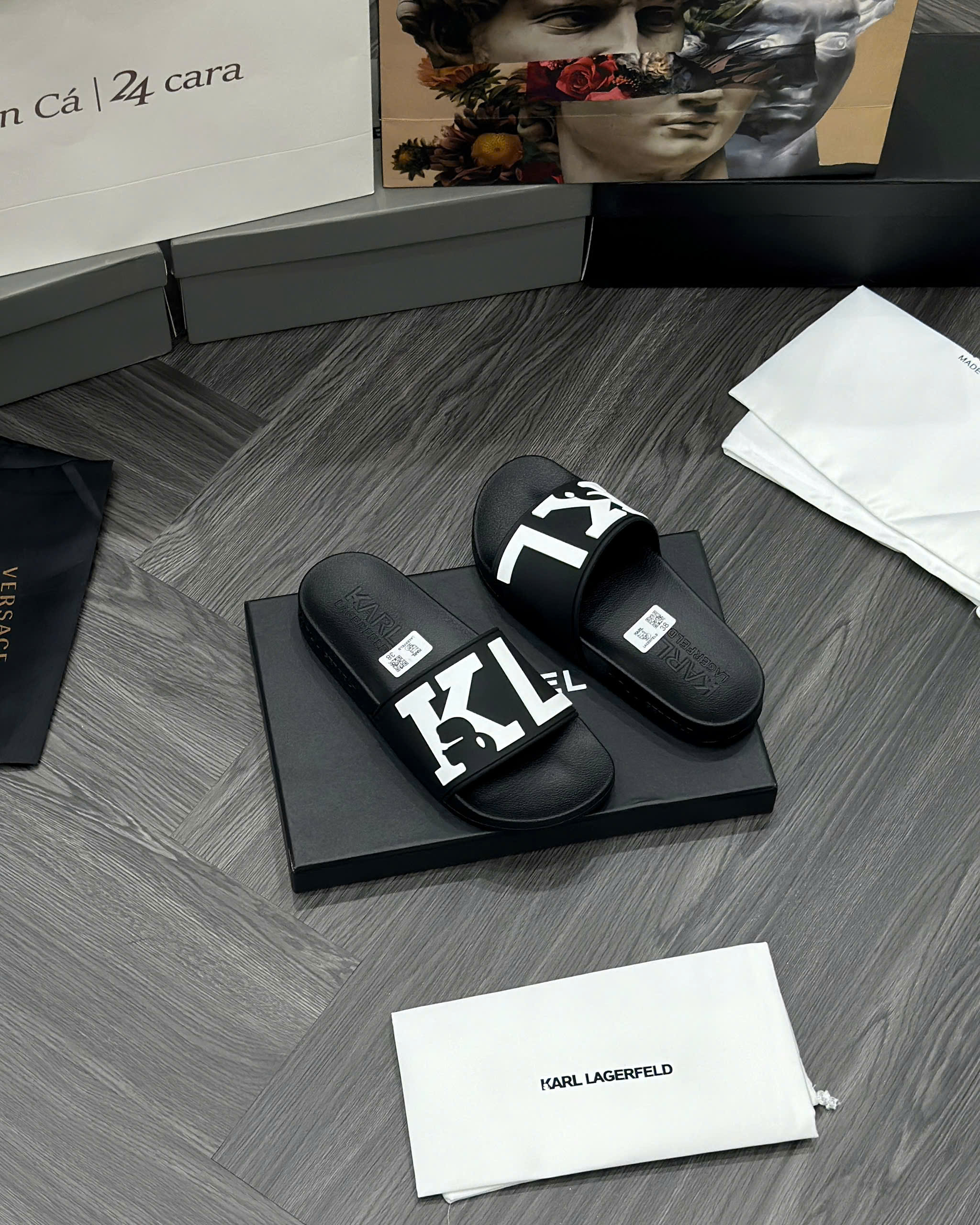 Dép lê quai ngang Karl Đen logo KL Trắng nổi Like Auth fullbox MVT