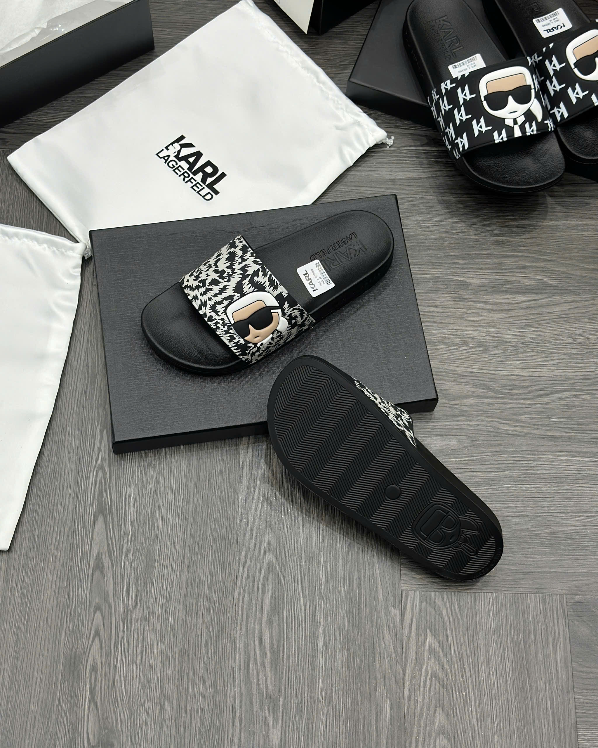 Dép lê quai ngang Karl họa tiết phối Đen Trắng logo mặt người nổi Like Auth fullbox MVT