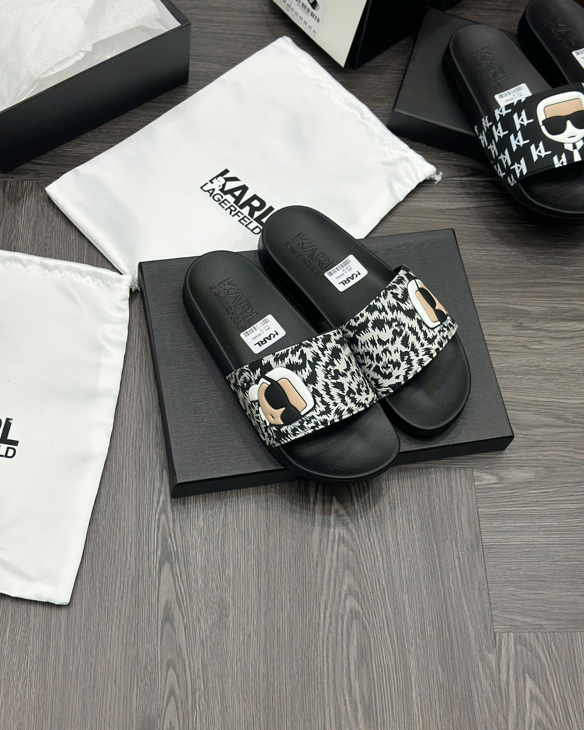Dép lê quai ngang Karl họa tiết phối Đen Trắng logo mặt người nổi Like Auth fullbox MVT