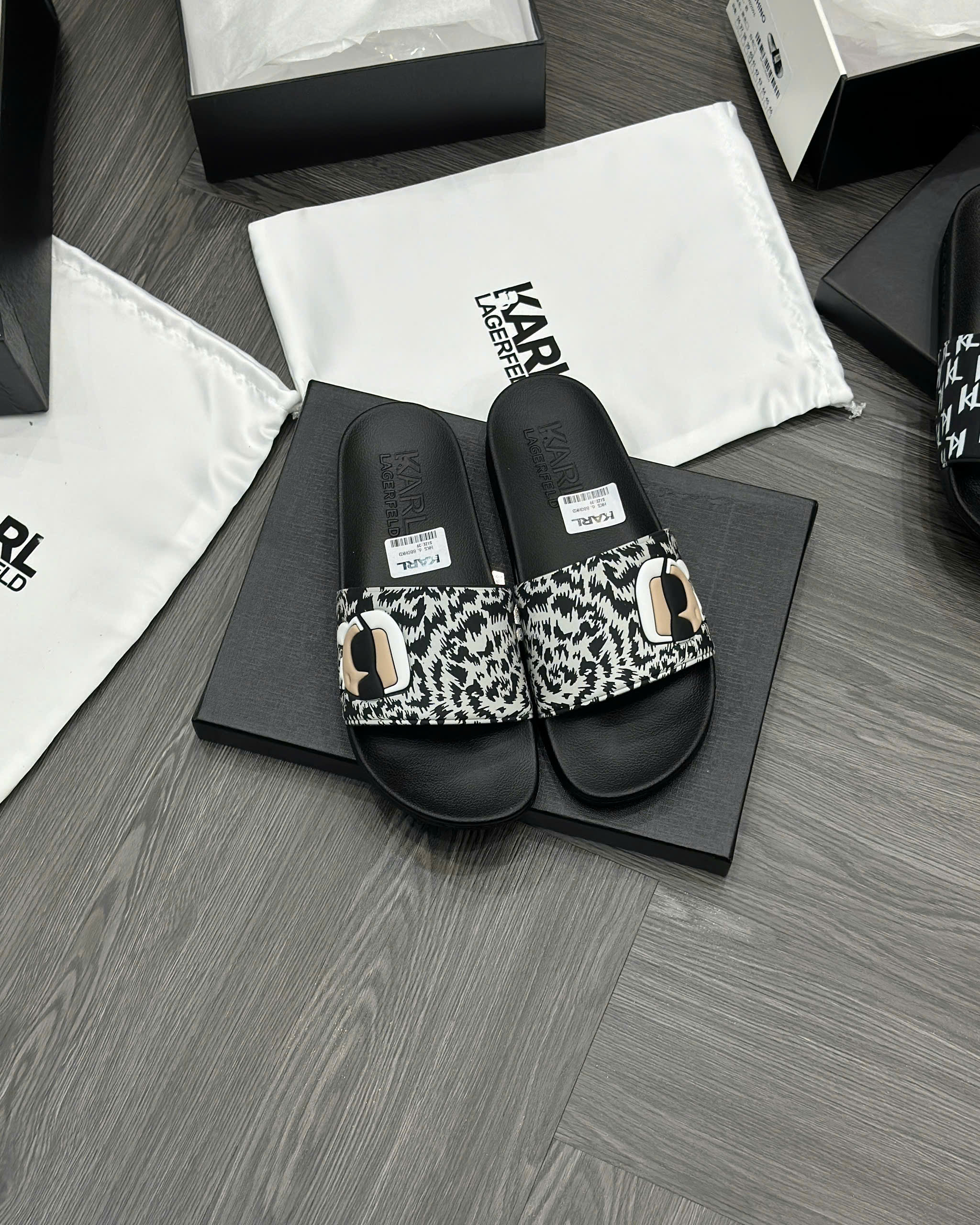 Dép lê quai ngang Karl họa tiết phối Đen Trắng logo mặt người nổi Like Auth fullbox MVT