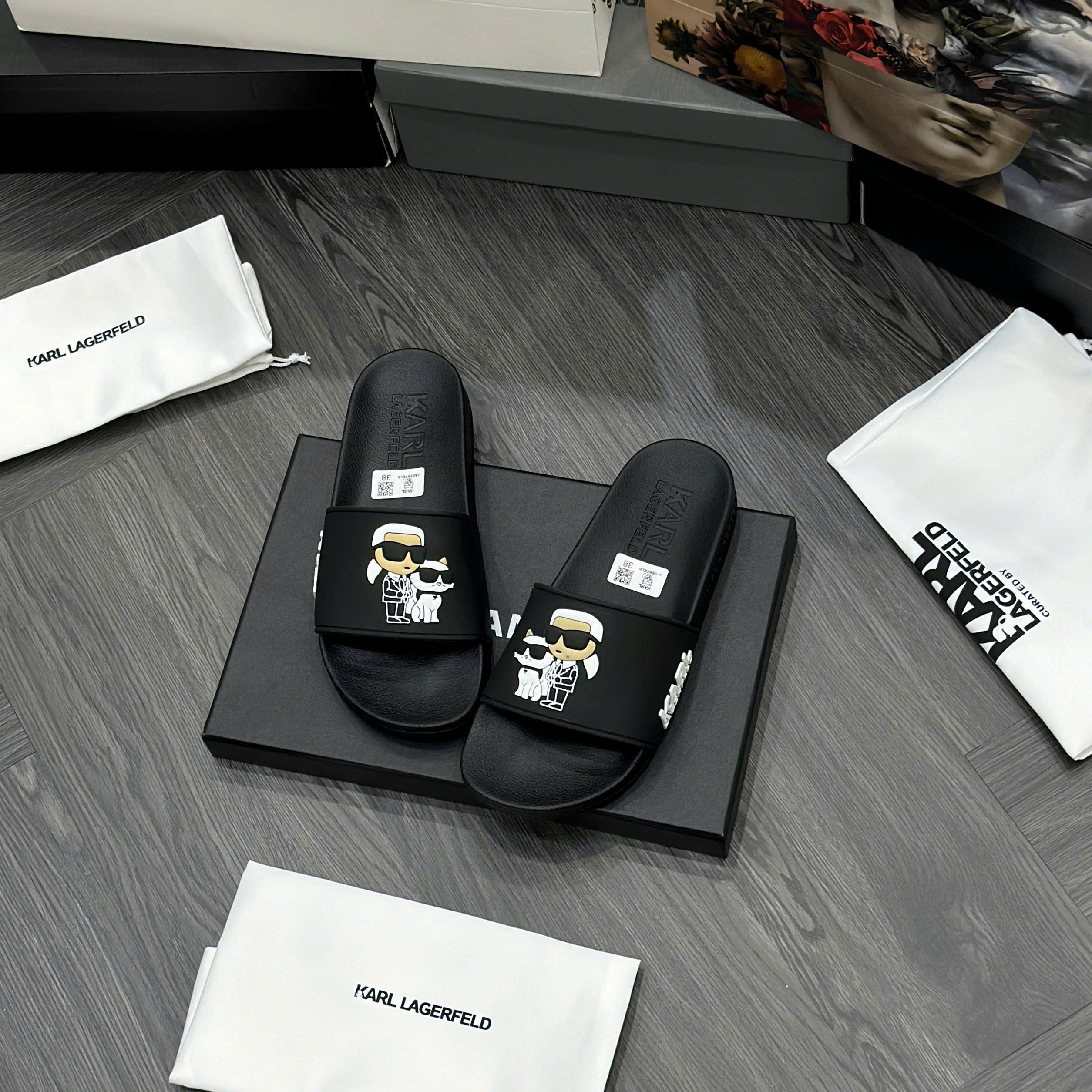 Dép lê quai ngang Karl Đen logo người mèo nổi Like Auth fullbox MVT