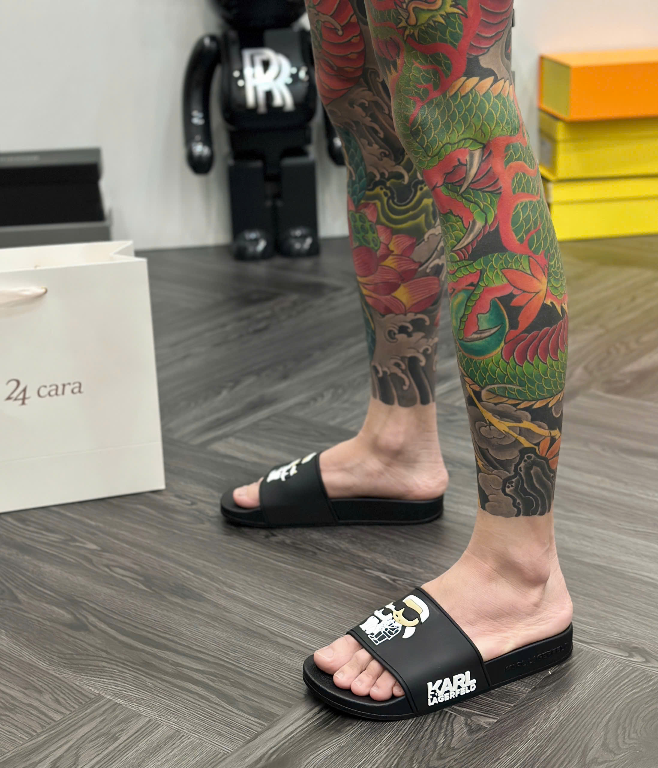 Dép lê quai ngang Karl Đen logo người mèo nổi Like Auth fullbox MVT