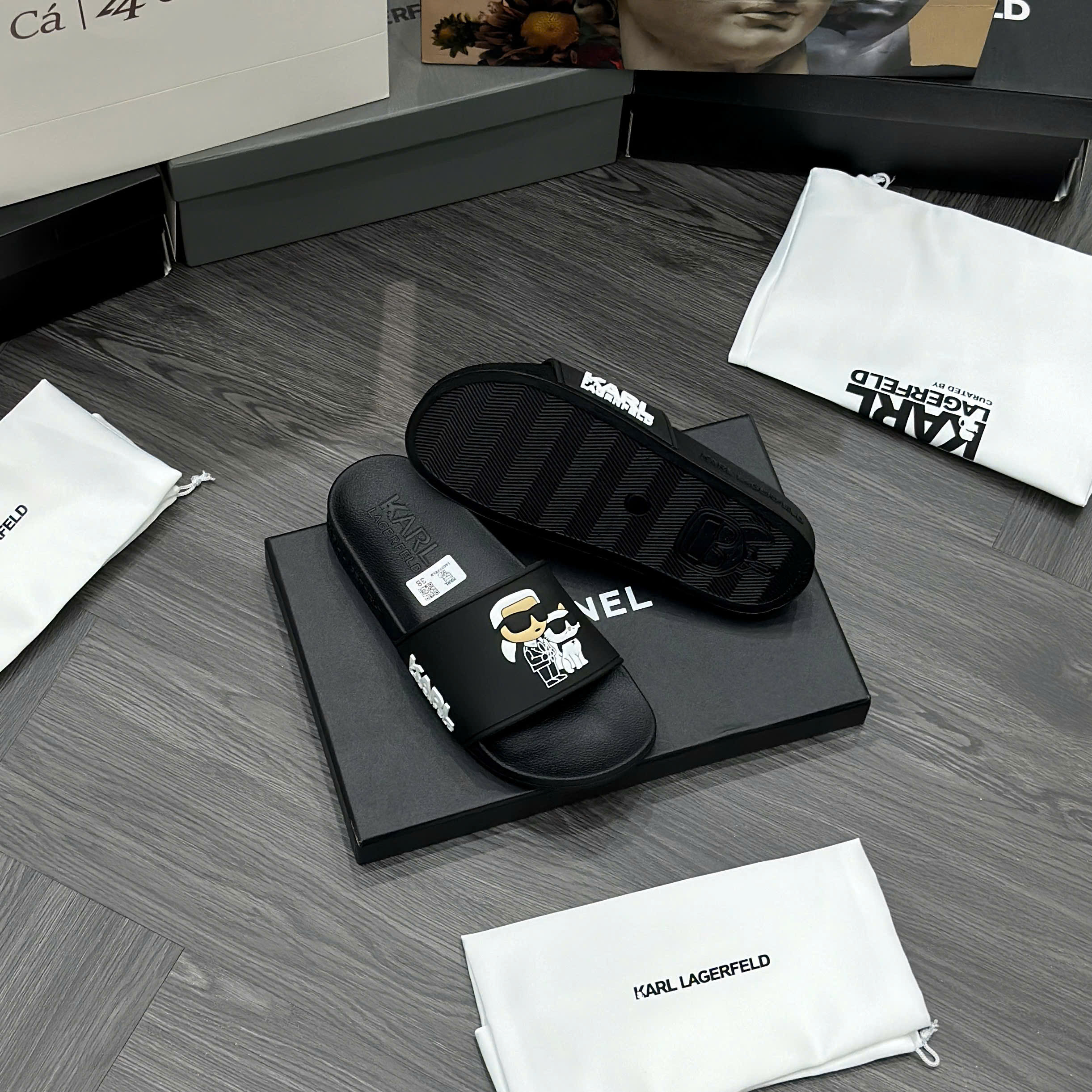 Dép lê quai ngang Karl Đen logo người mèo nổi Like Auth fullbox MVT