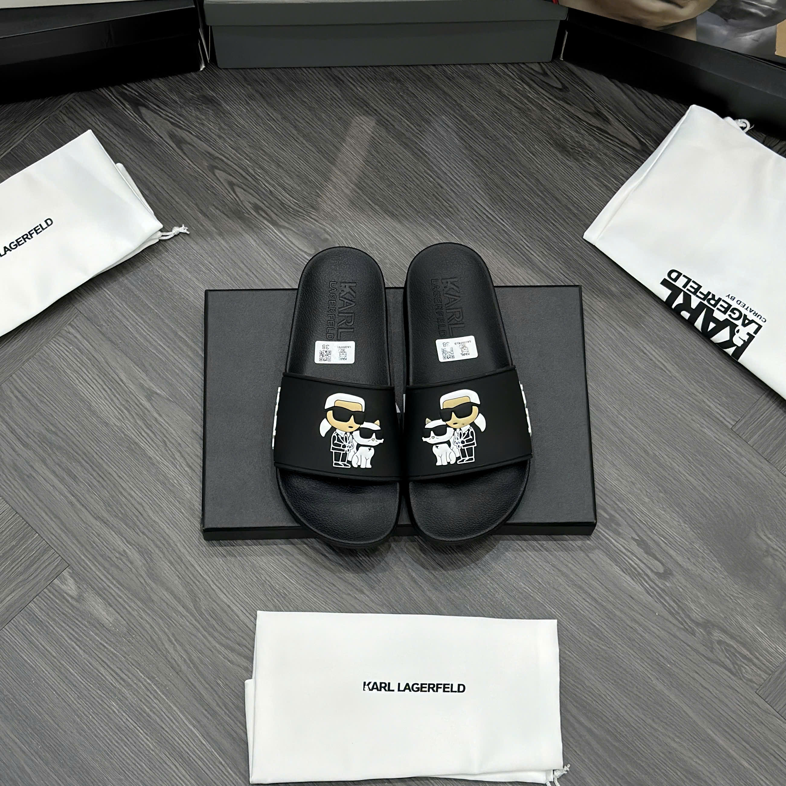 Dép lê quai ngang Karl Đen logo người mèo nổi Like Auth fullbox MVT