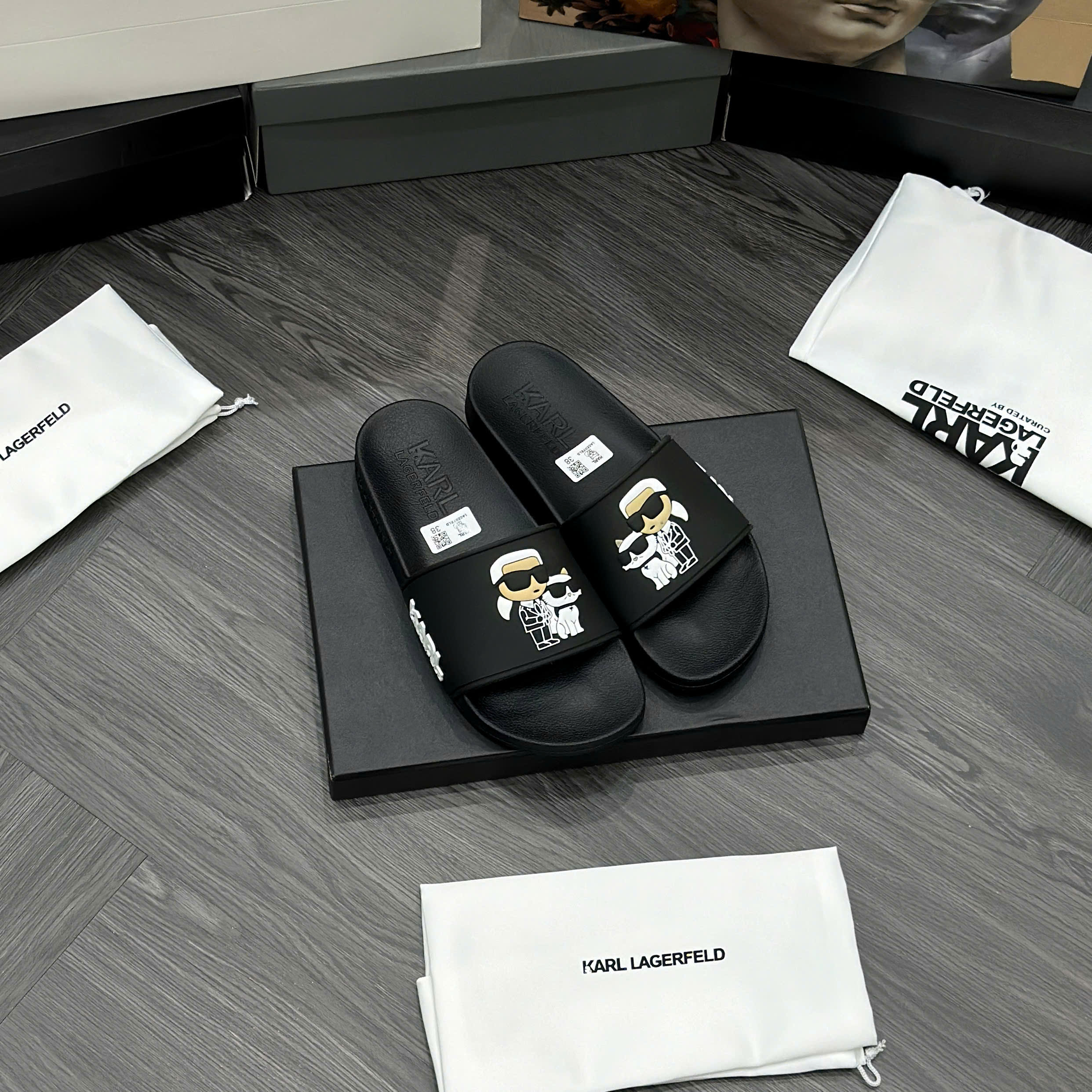 Dép lê quai ngang Karl Đen logo người mèo nổi Like Auth fullbox MVT