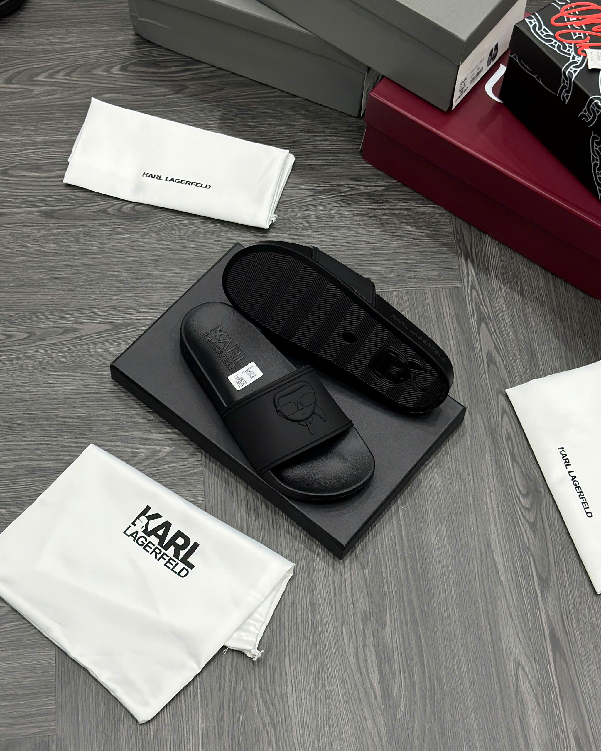 Dép lê quai ngang Karl Đen logo mặt người nổi Like Auth fullbox MVT