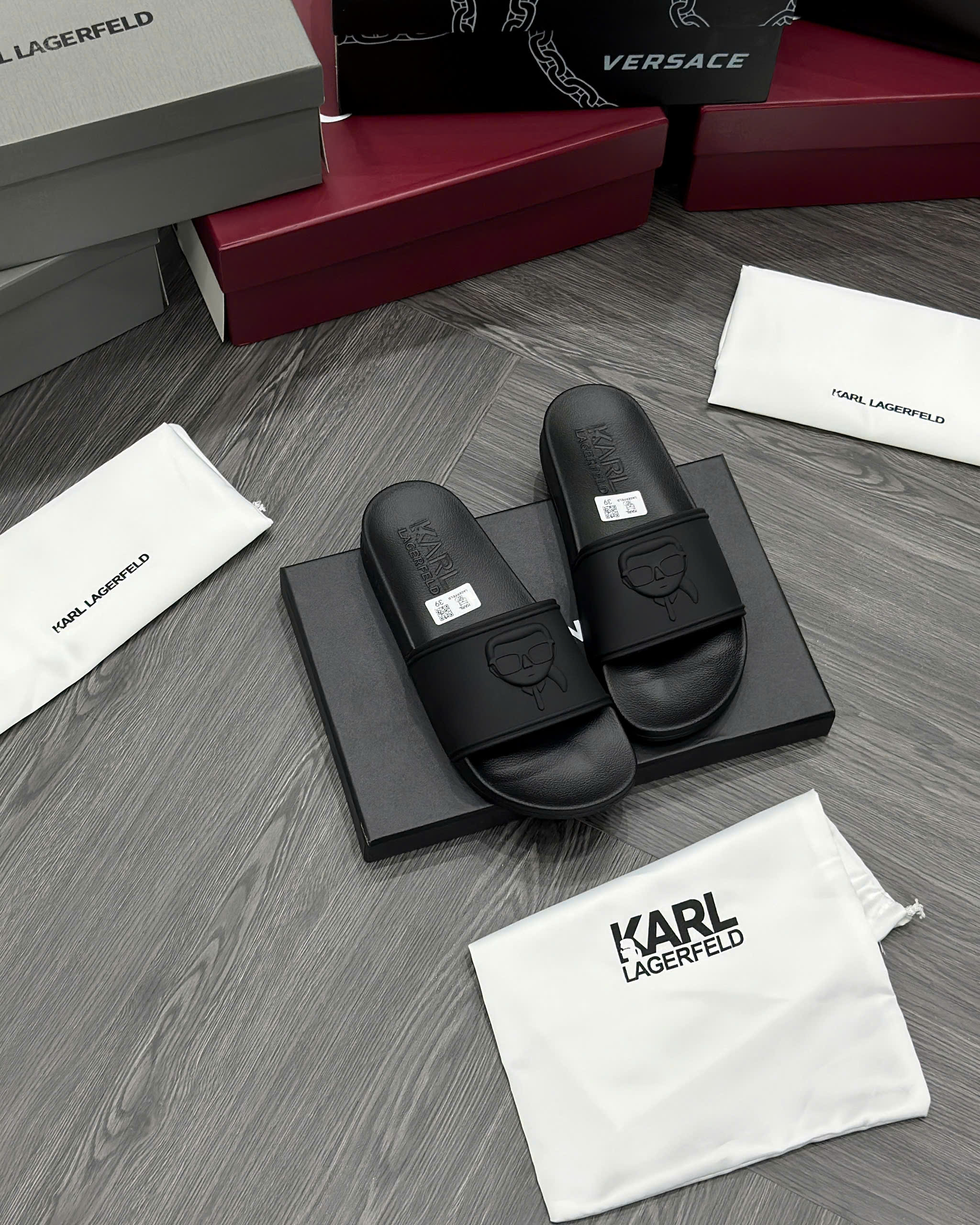 Dép lê quai ngang Karl Đen logo mặt người nổi Like Auth fullbox MVT