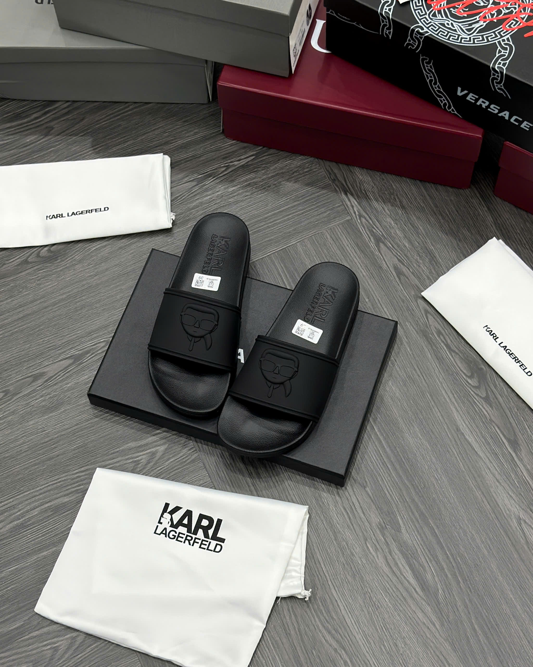 Dép lê quai ngang Karl Đen logo mặt người nổi Like Auth fullbox MVT