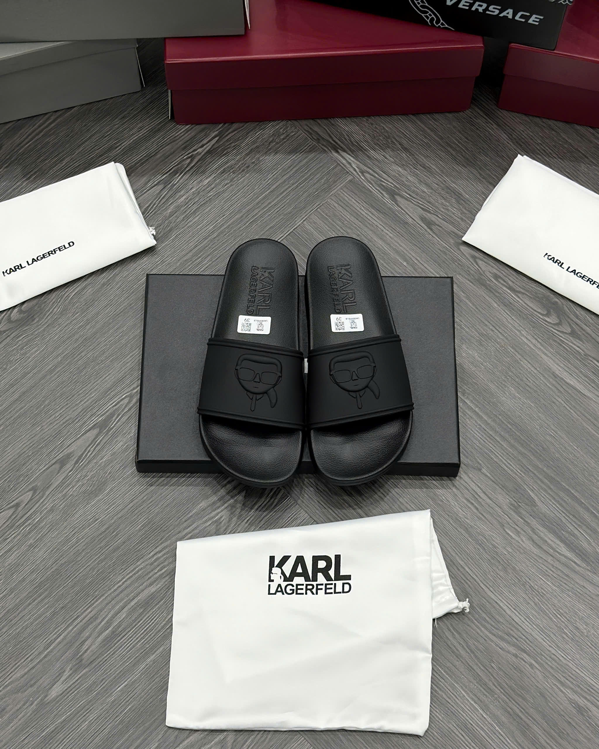 Dép lê quai ngang Karl Đen logo mặt người nổi Like Auth fullbox MVT