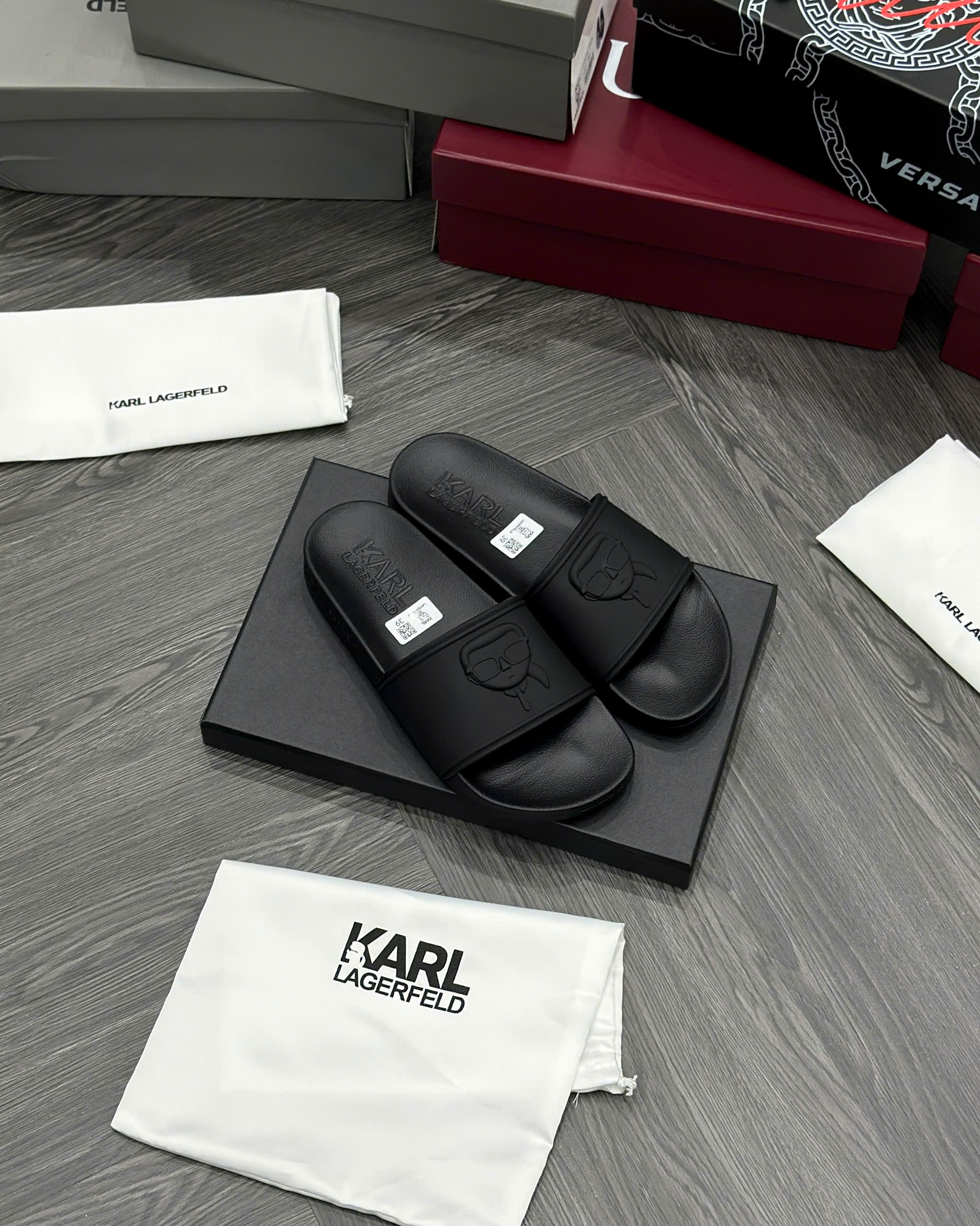 Dép lê quai ngang Karl Đen logo mặt người nổi Like Auth fullbox MVT