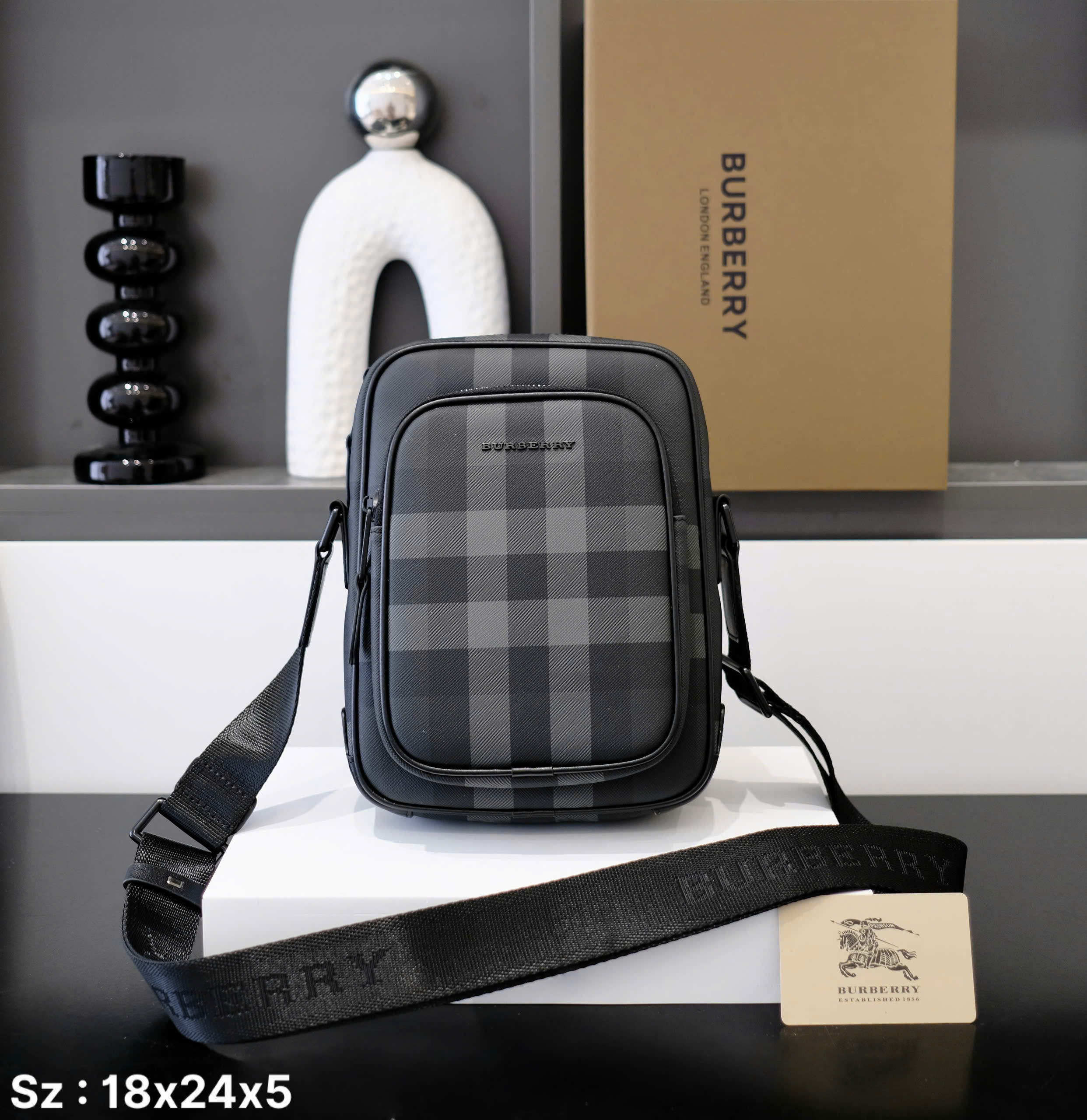 Túi mini đeo chéo Burberry BBR Đen kẻ sọc size 18x24x6cm Like Auth DDT