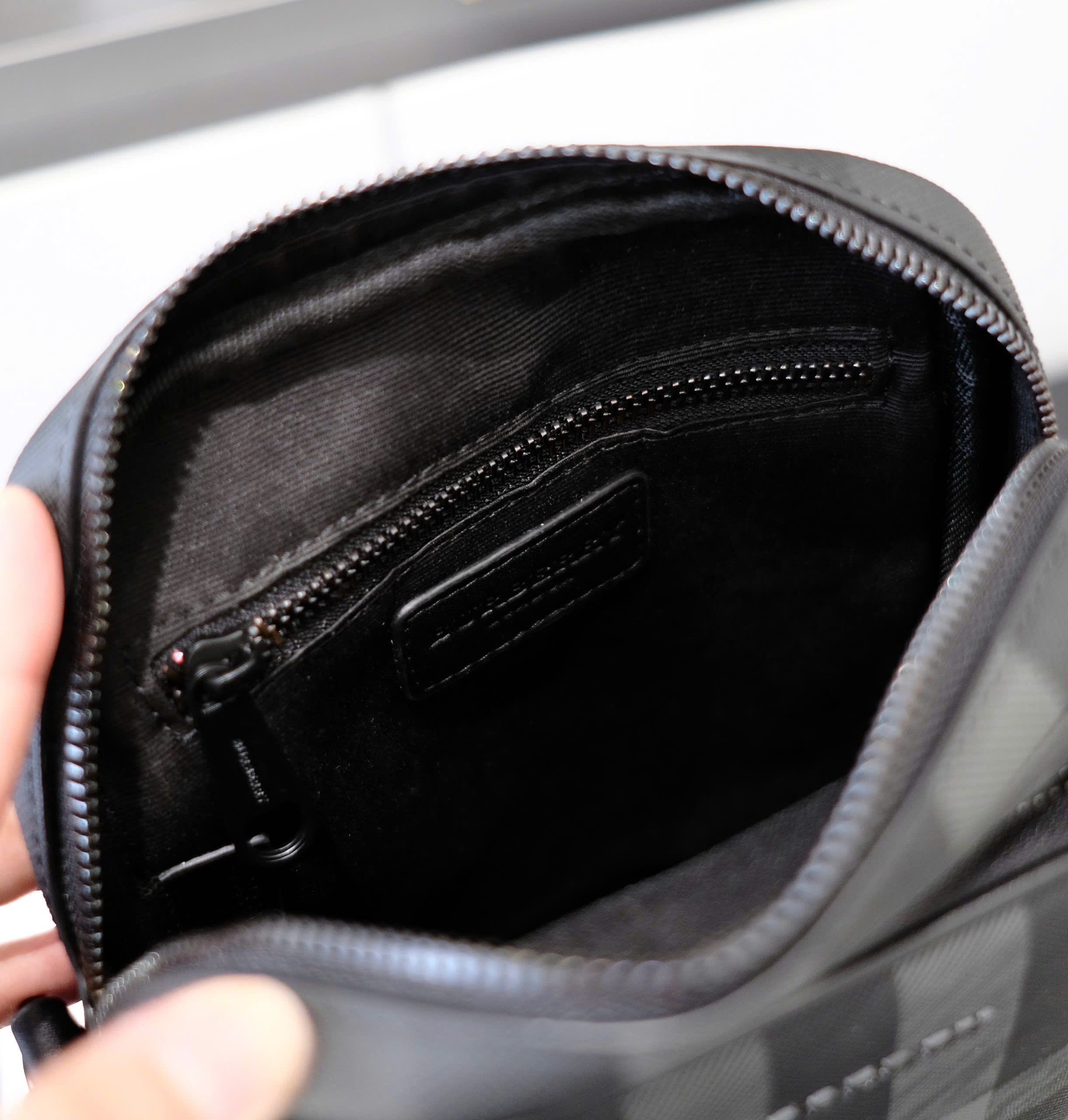 Túi mini đeo chéo Burberry BBR Đen kẻ sọc size 18x24x6cm Like Auth DDT