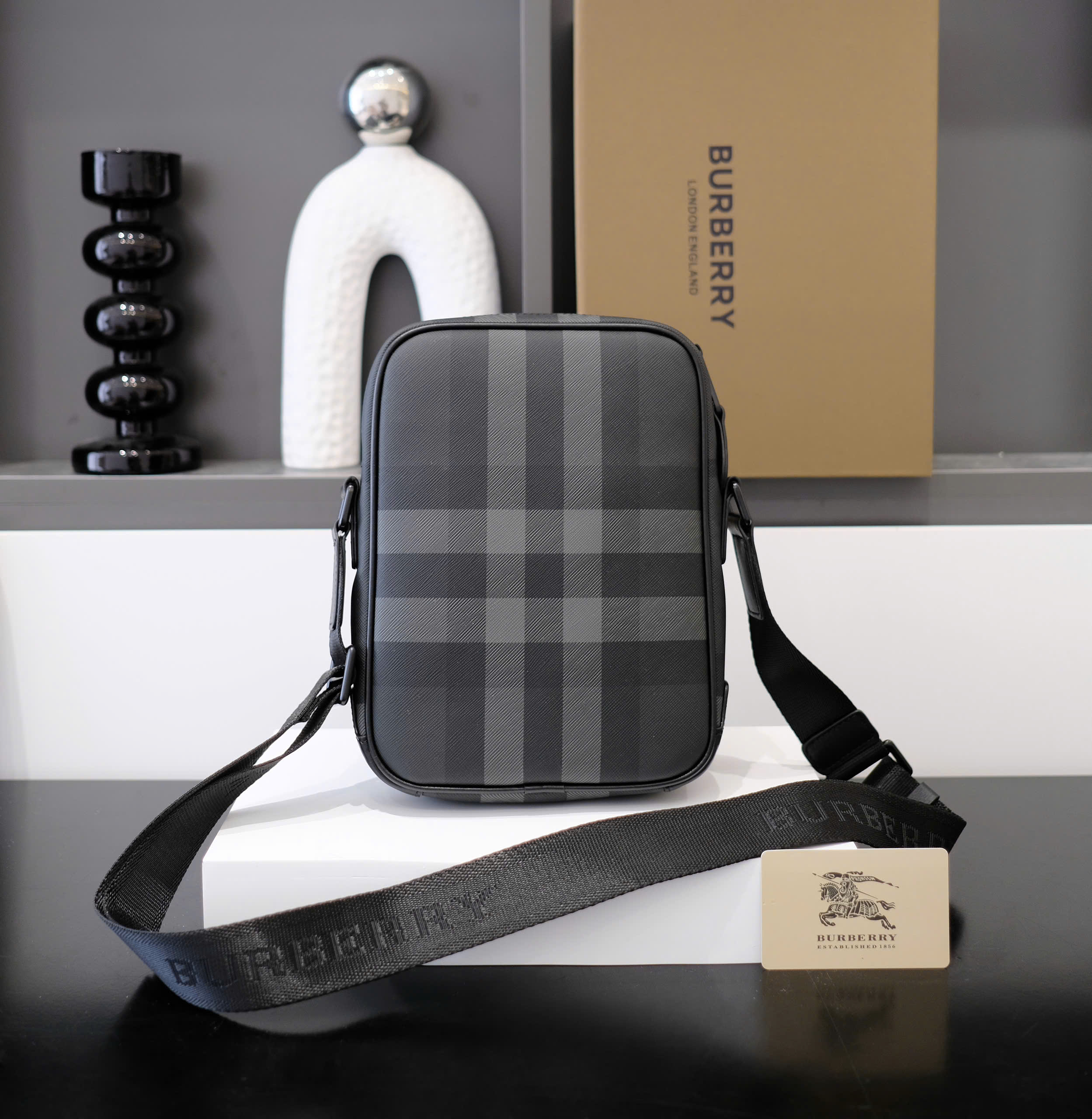 Túi mini đeo chéo Burberry BBR Đen kẻ sọc size 18x24x6cm Like Auth DDT