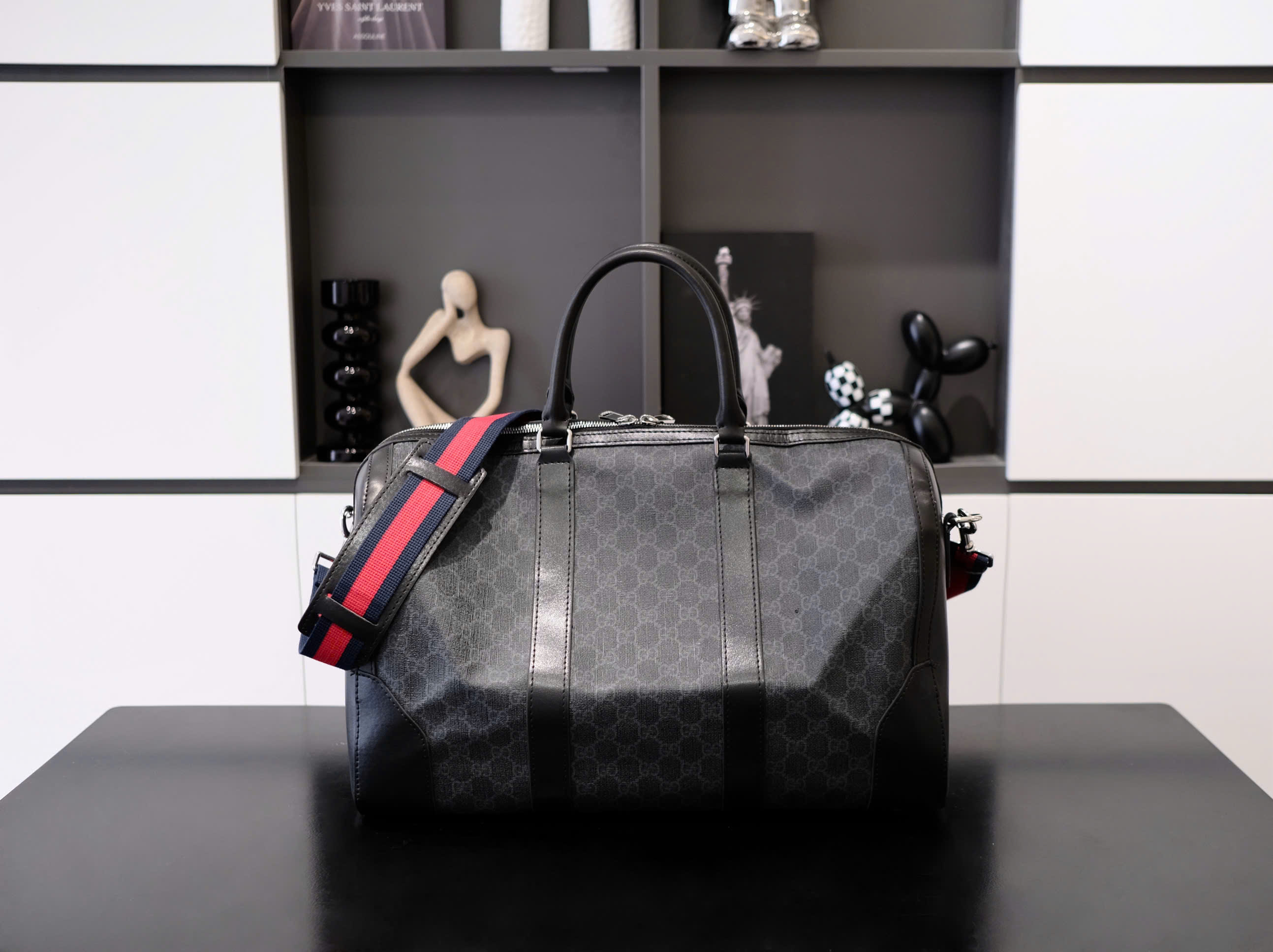 Túi trống du lịch Louis Vuitton LV Đen họa tiết monogram phối Đen trơn size 50cm Like Auth DDT