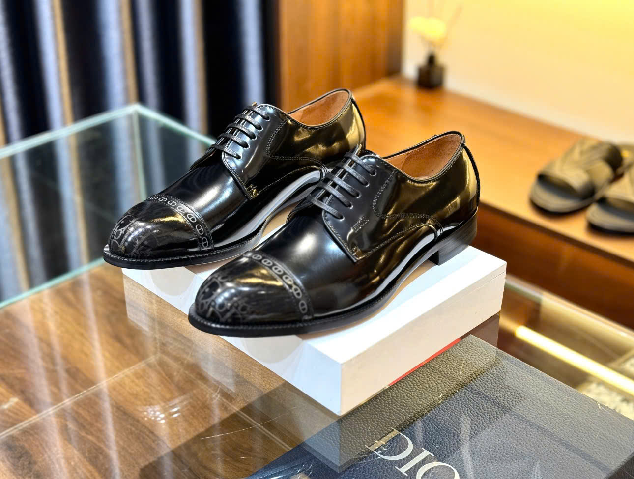 Giày loafer Dior CD Đen bóng họa tiết logo chữ mũi Like Auth fullbox DDT