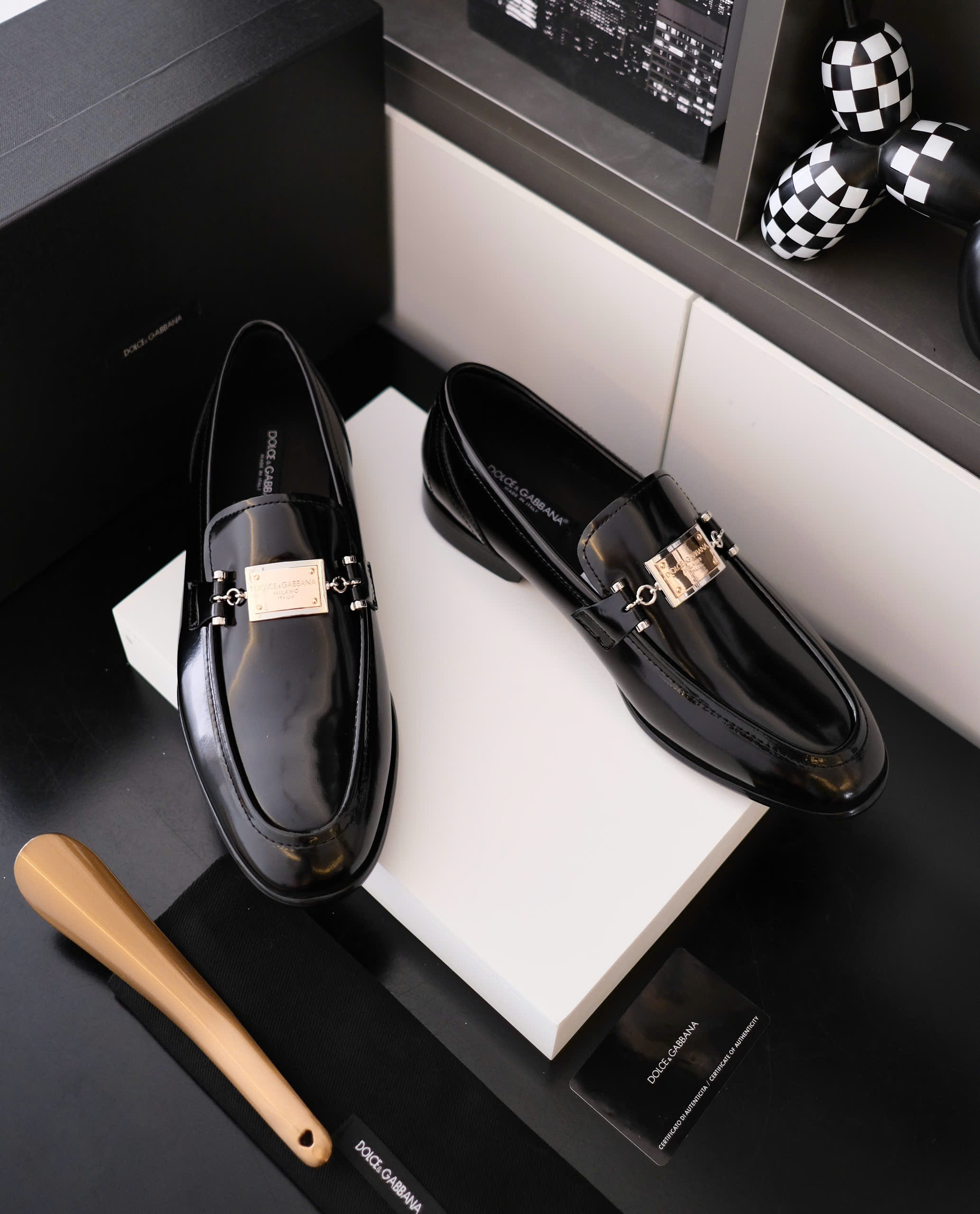 Giày loafer Dolce Gabbana DG Đen bóng tag logo vuông Bạc Like Auth fullbox DDT