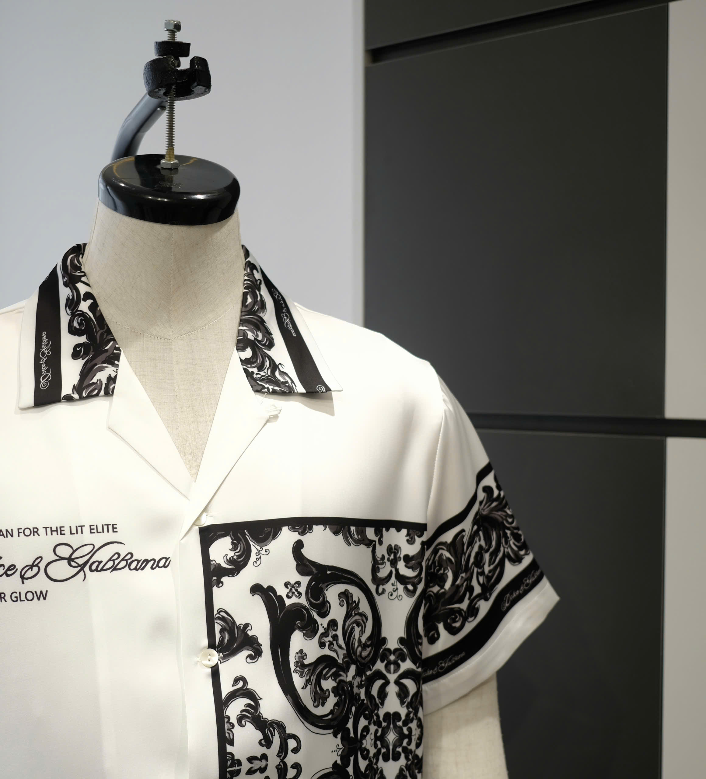 Bộ, set lụa hè Dolce Gabbana DG Trắng hoa văn Đen Like Auth DDT