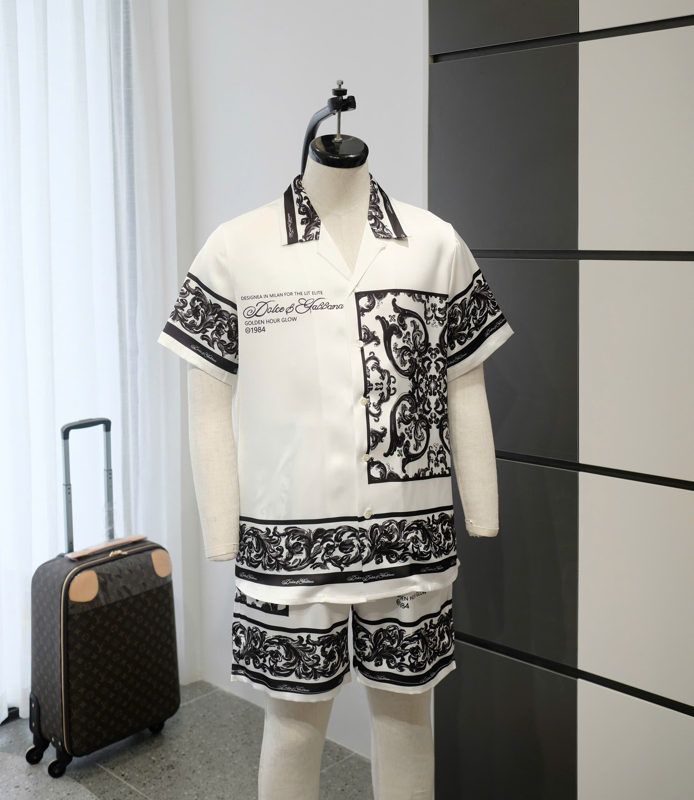 Bộ, set lụa hè Dolce Gabbana DG Trắng hoa văn Đen Like Auth DDT