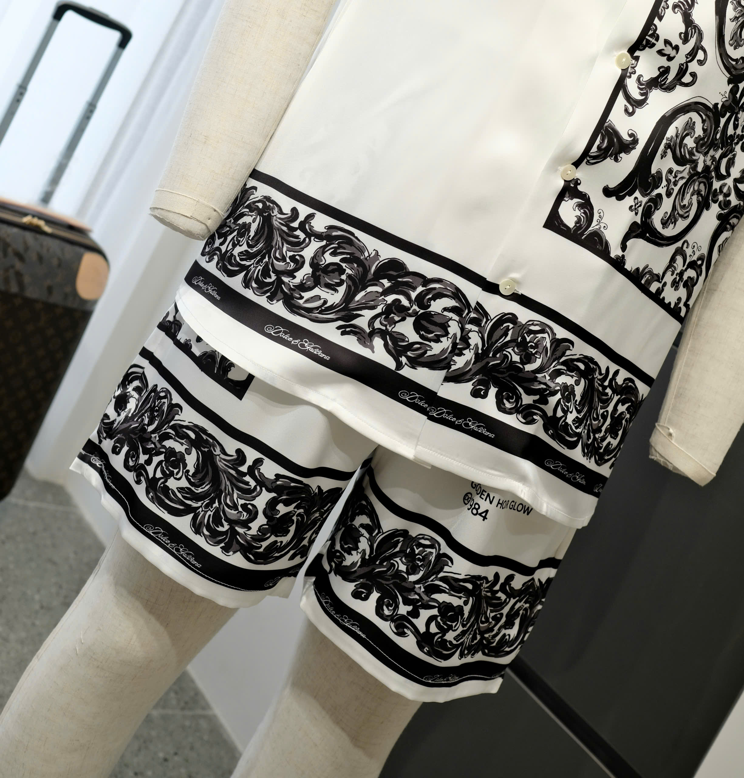 Bộ, set lụa hè Dolce Gabbana DG Trắng hoa văn Đen Like Auth DDT