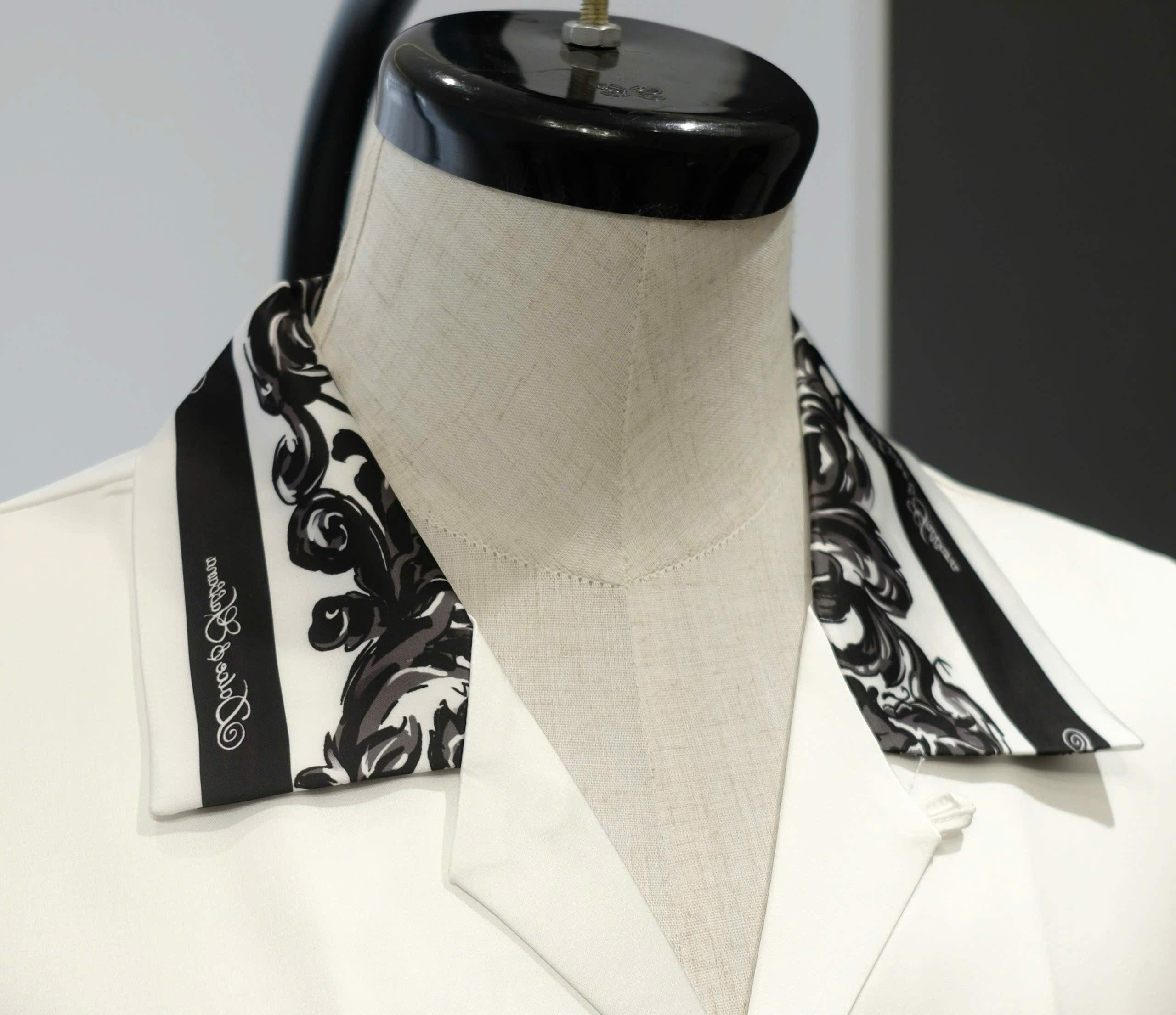 Bộ, set lụa hè Dolce Gabbana DG Trắng hoa văn Đen Like Auth DDT