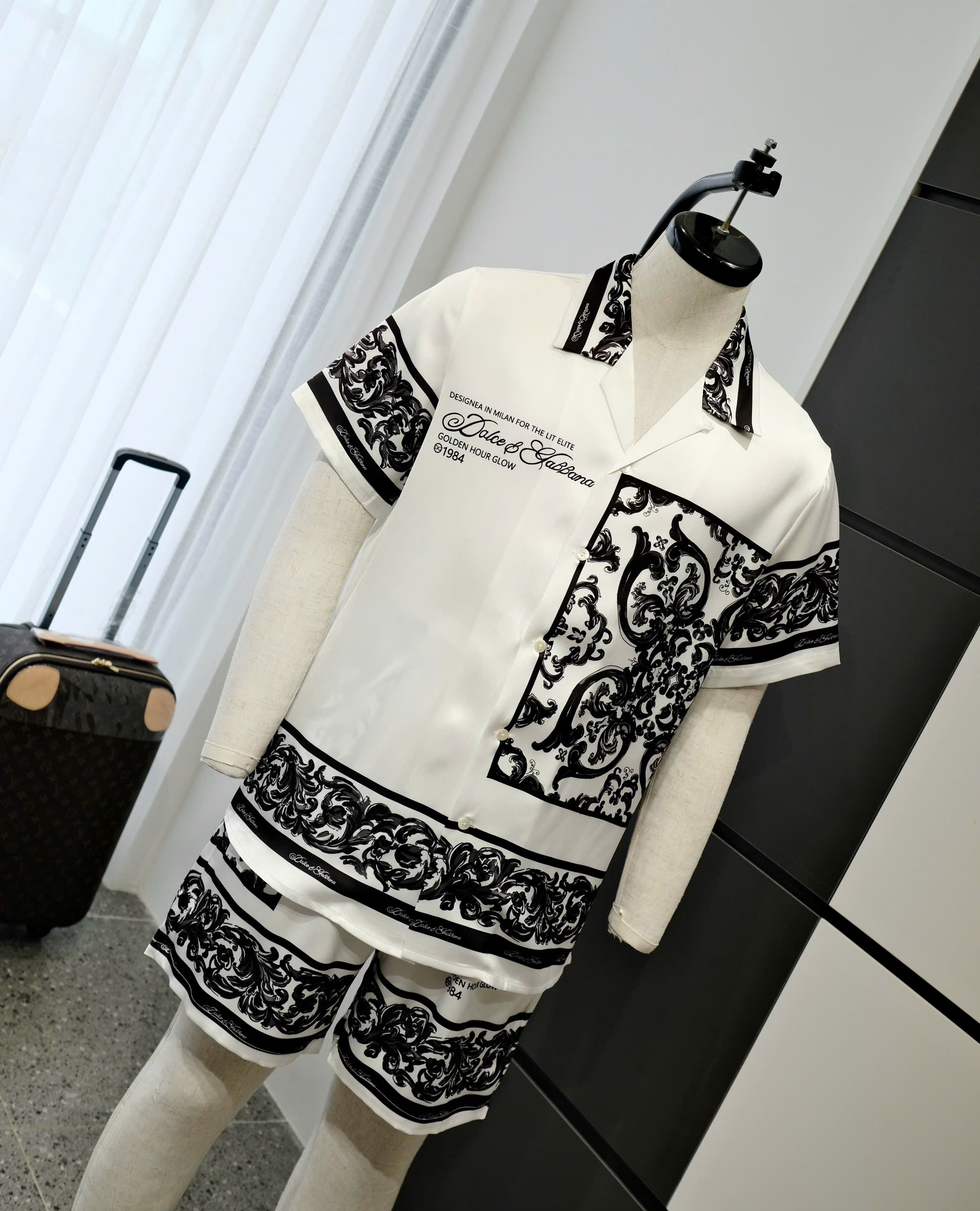 Bộ, set lụa hè Dolce Gabbana DG Trắng hoa văn Đen Like Auth DDT