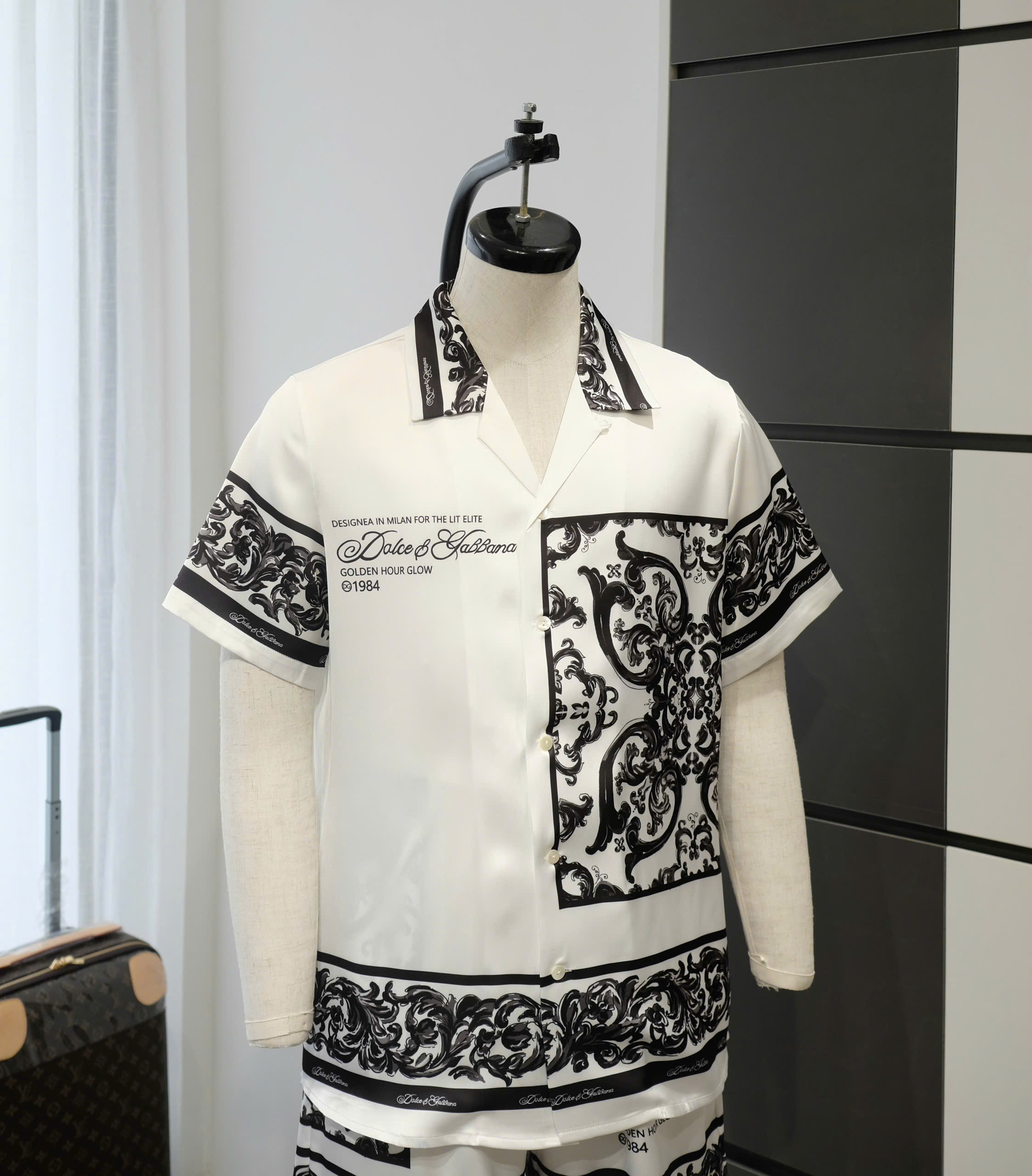 Bộ, set lụa hè Dolce Gabbana DG Trắng hoa văn Đen Like Auth DDT