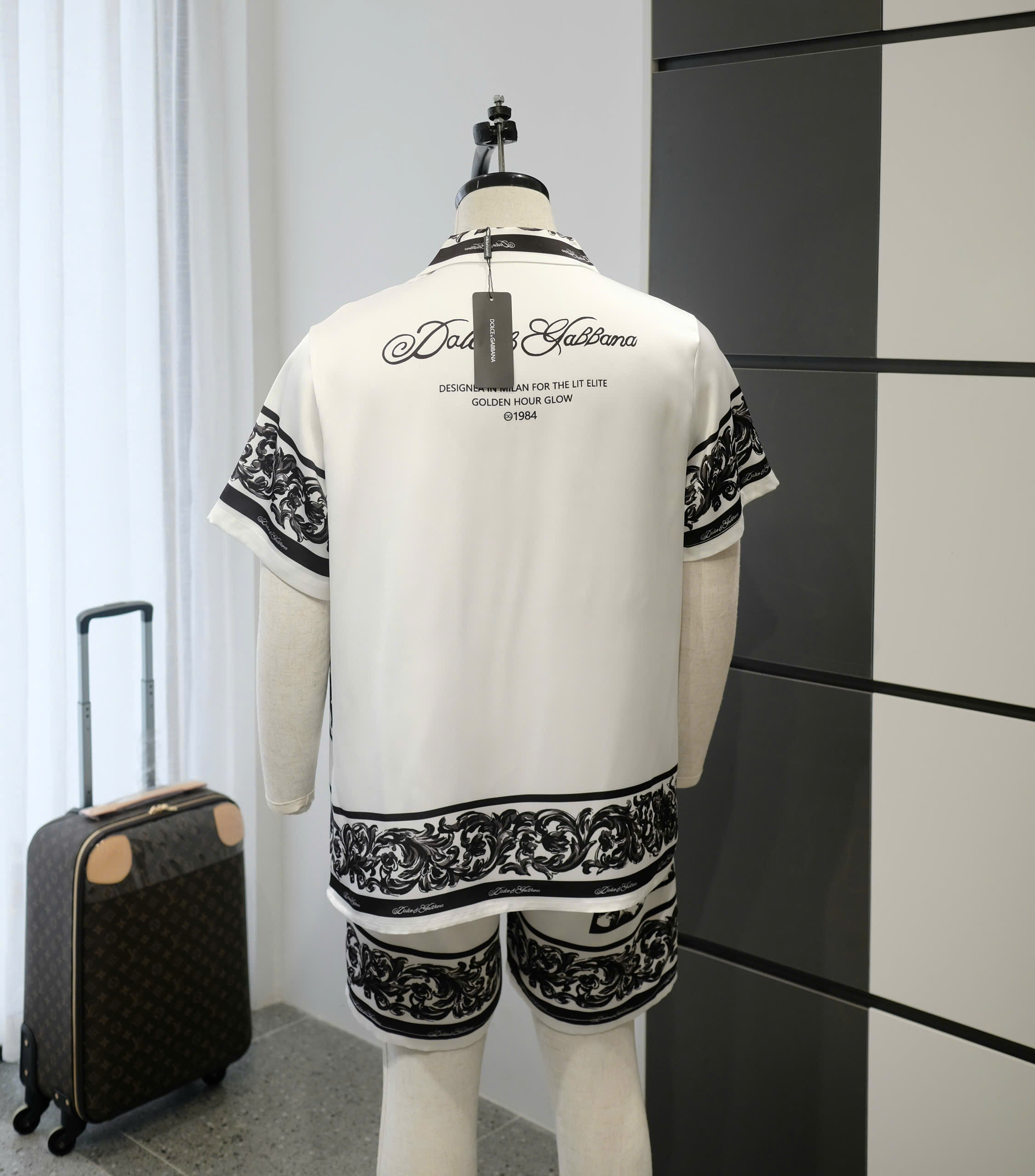 Bộ, set lụa hè Dolce Gabbana DG Trắng hoa văn Đen Like Auth DDT