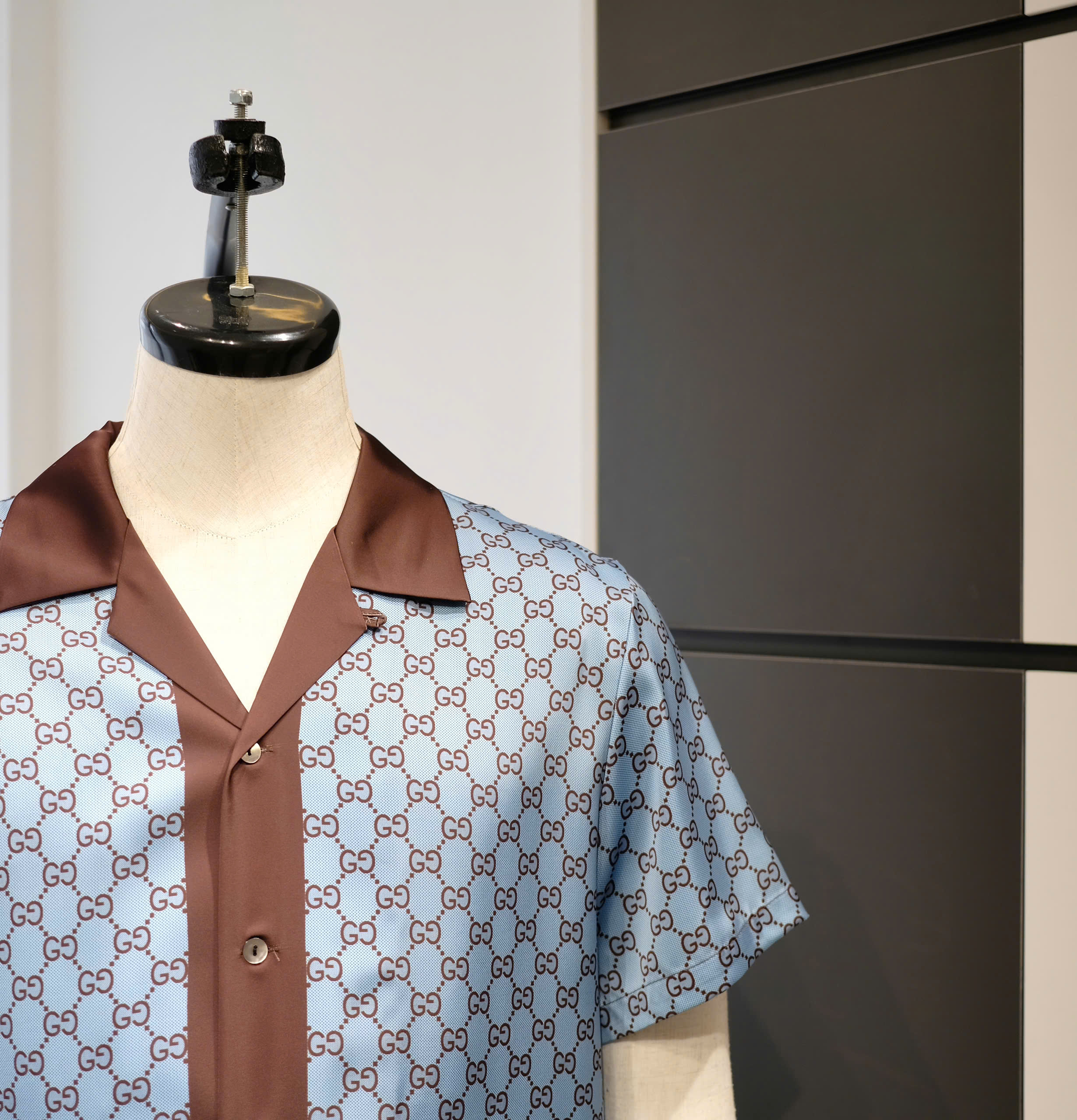 Bộ, set lụa hè Gucci GC Xanh họa tiết monogram viền Nâu Like Auth DDT