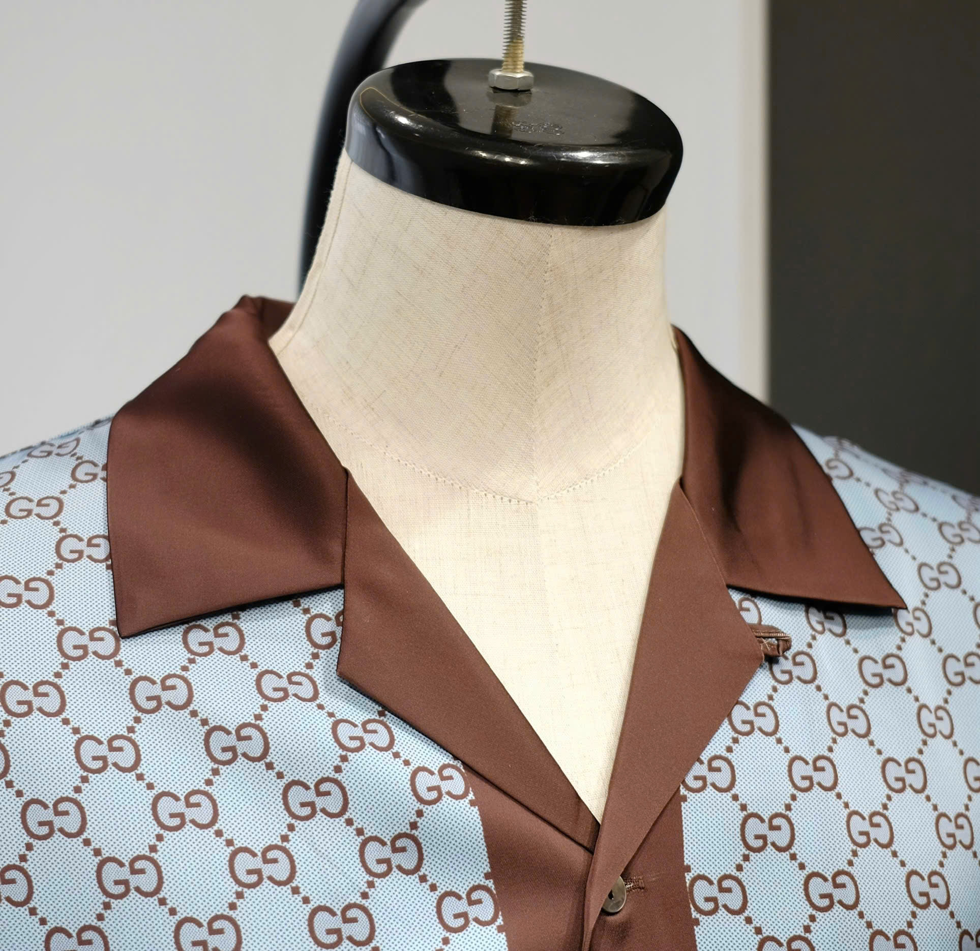 Bộ, set lụa hè Gucci GC Xanh họa tiết monogram viền Nâu Like Auth DDT