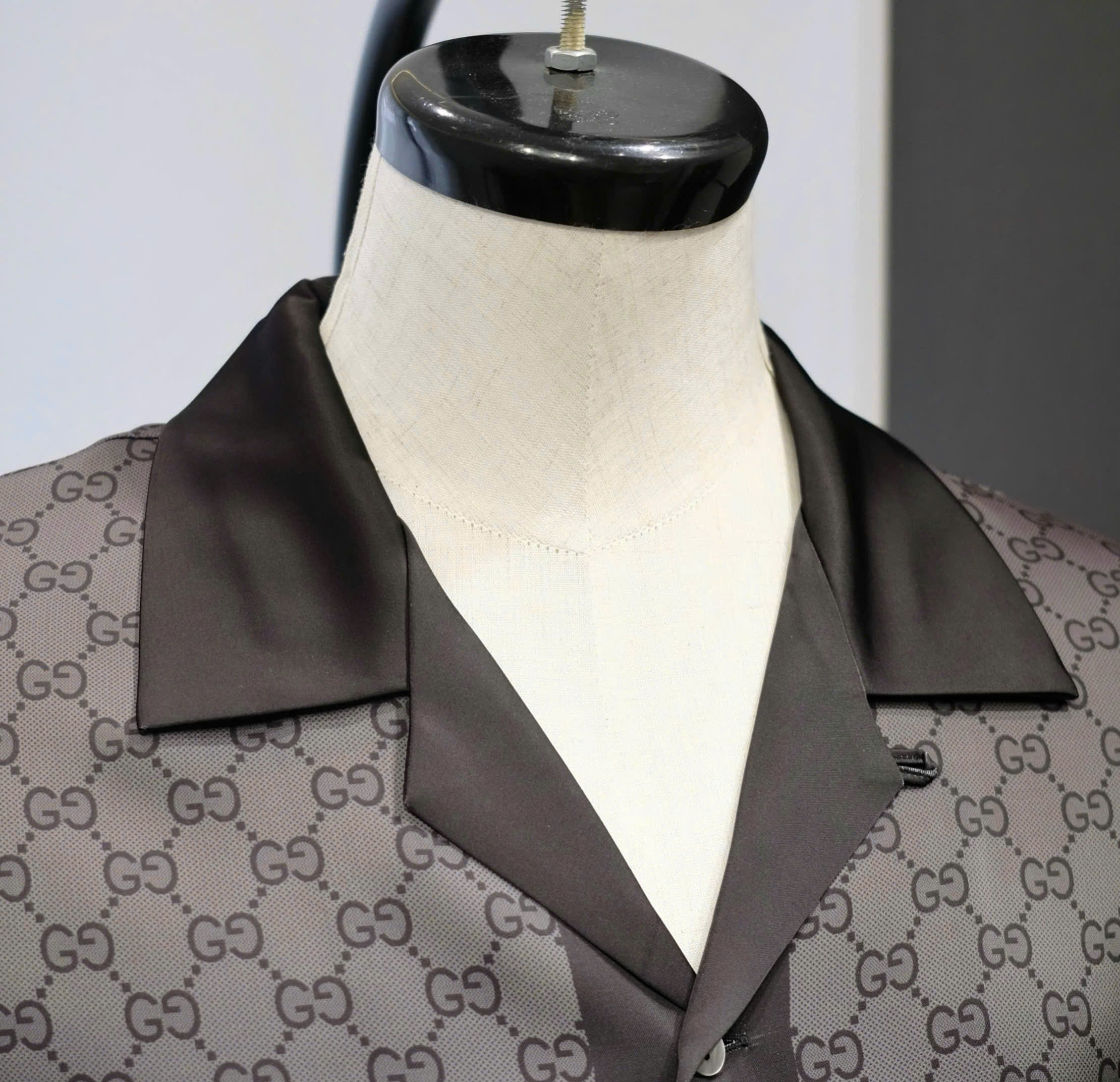 Bộ, set lụa hè Gucci GC Xám họa tiết monogram viền Đen Like Auth DDT