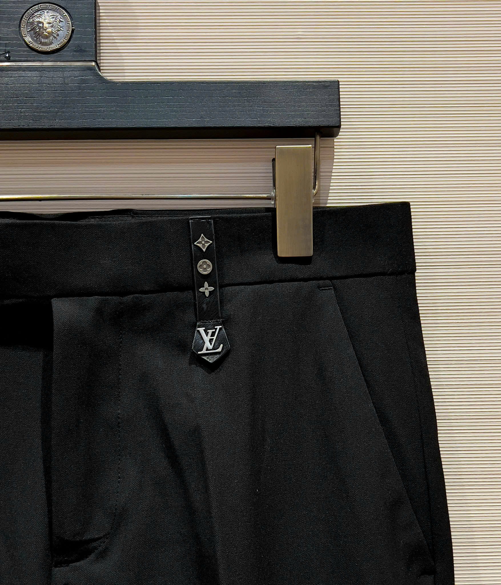 Quần tây, âu Louis Vuitton LV Đen logo tag cạp Like Auth DDT