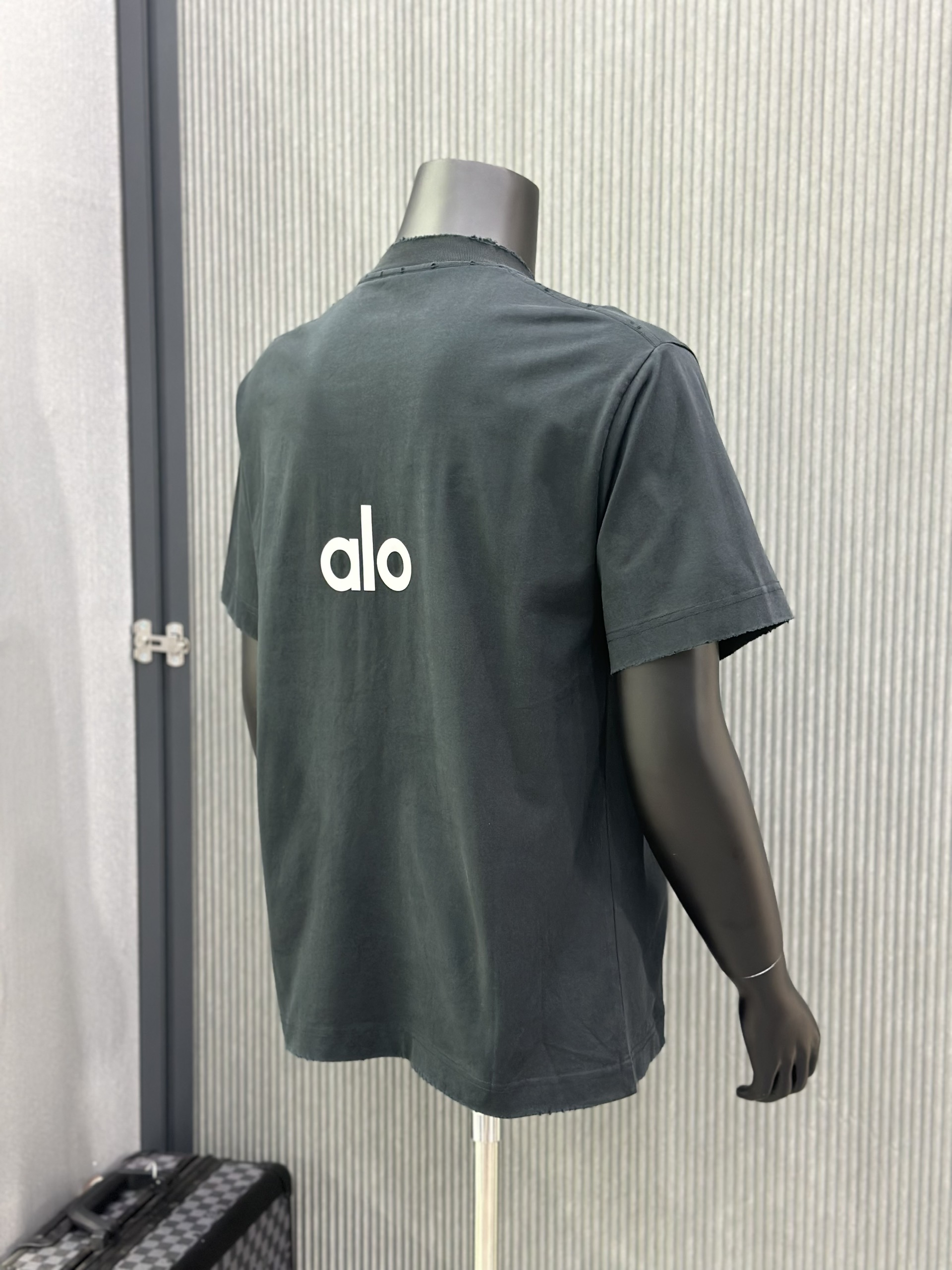 Áo phông T-shirt Alo Đen logo ngực lưng rách lỗ Like Auth VTN
