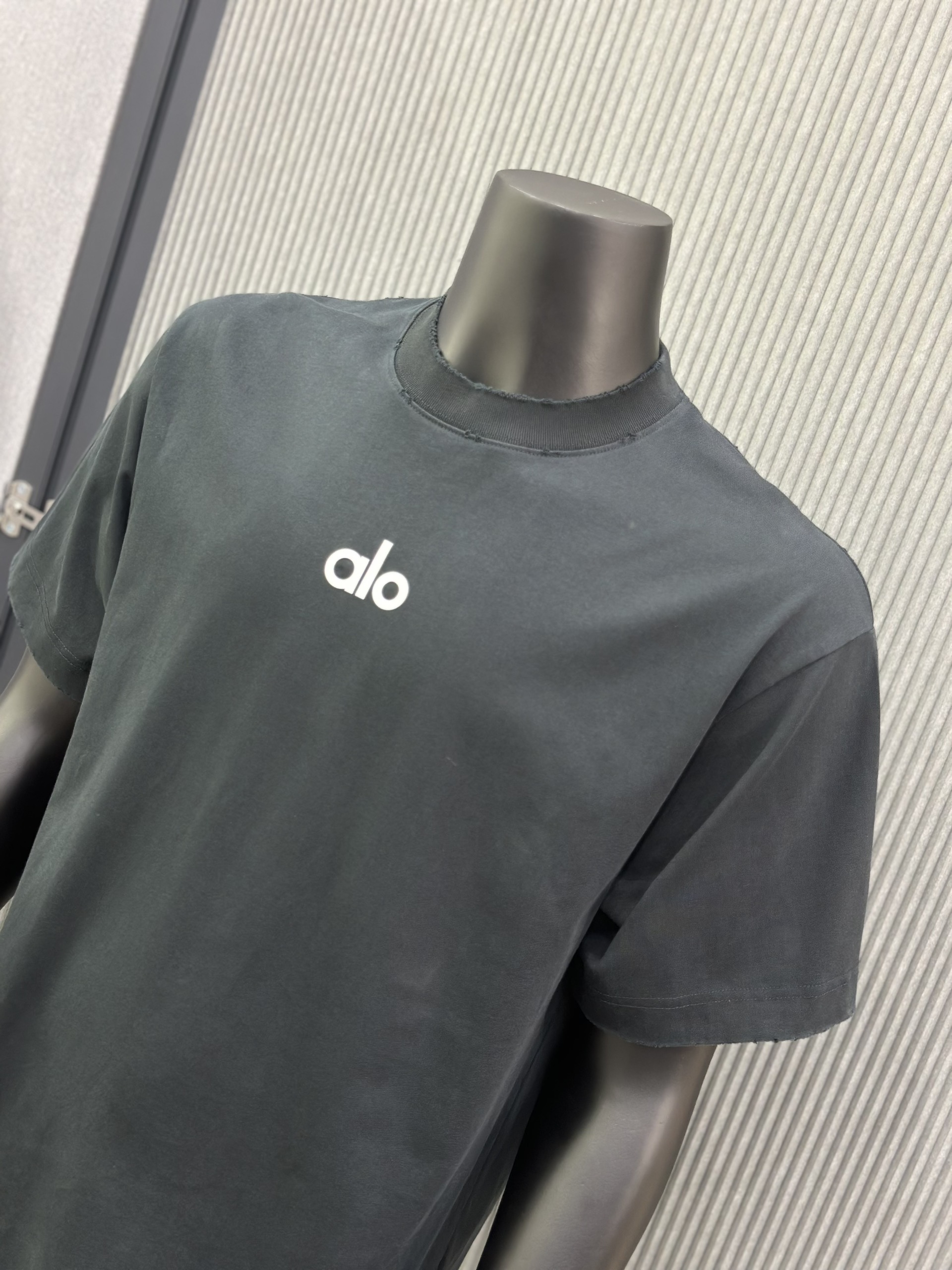 Áo phông T-shirt Alo Đen logo ngực lưng rách lỗ Like Auth VTN