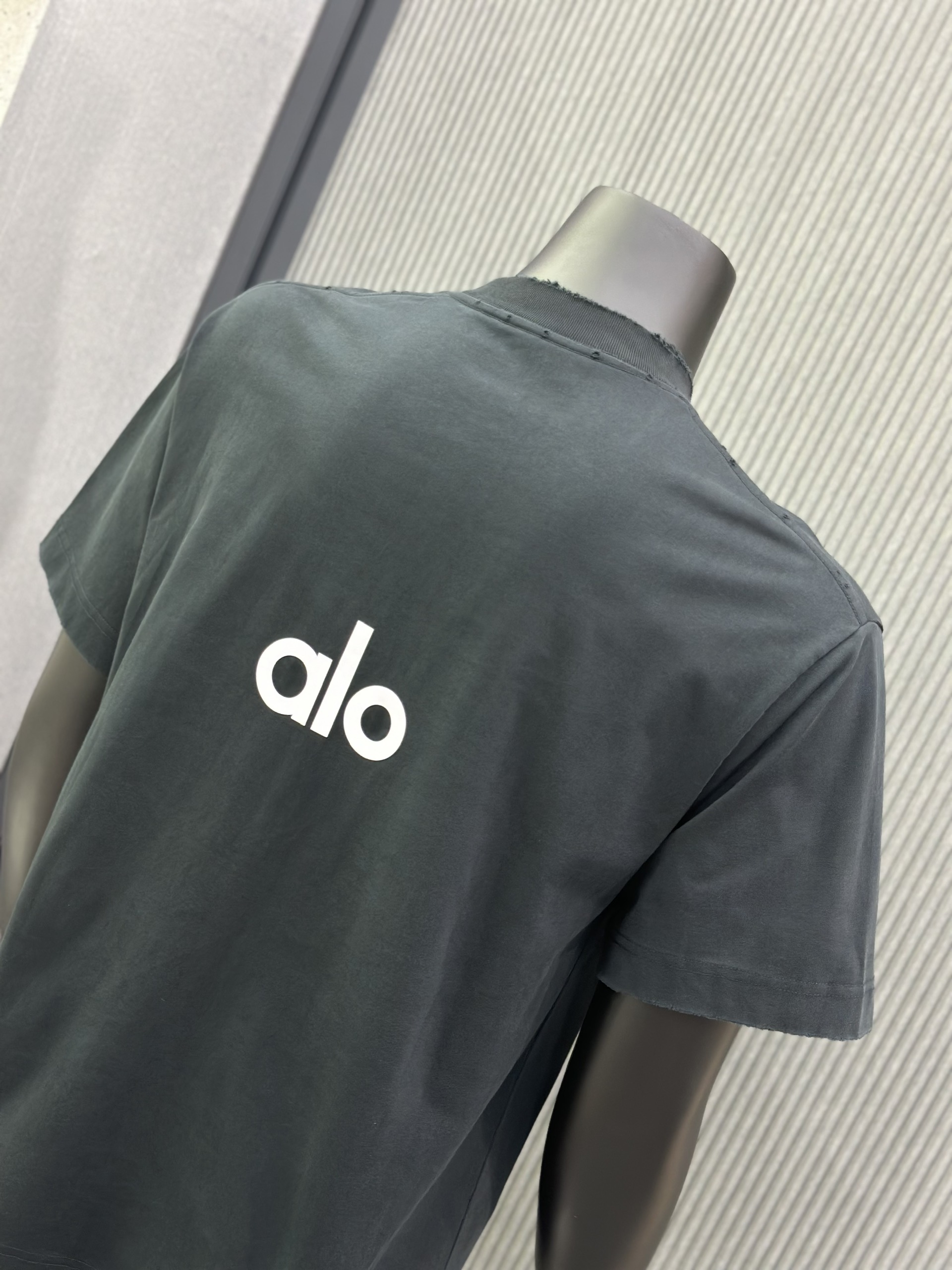 Áo phông T-shirt Alo Đen logo ngực lưng rách lỗ Like Auth VTN